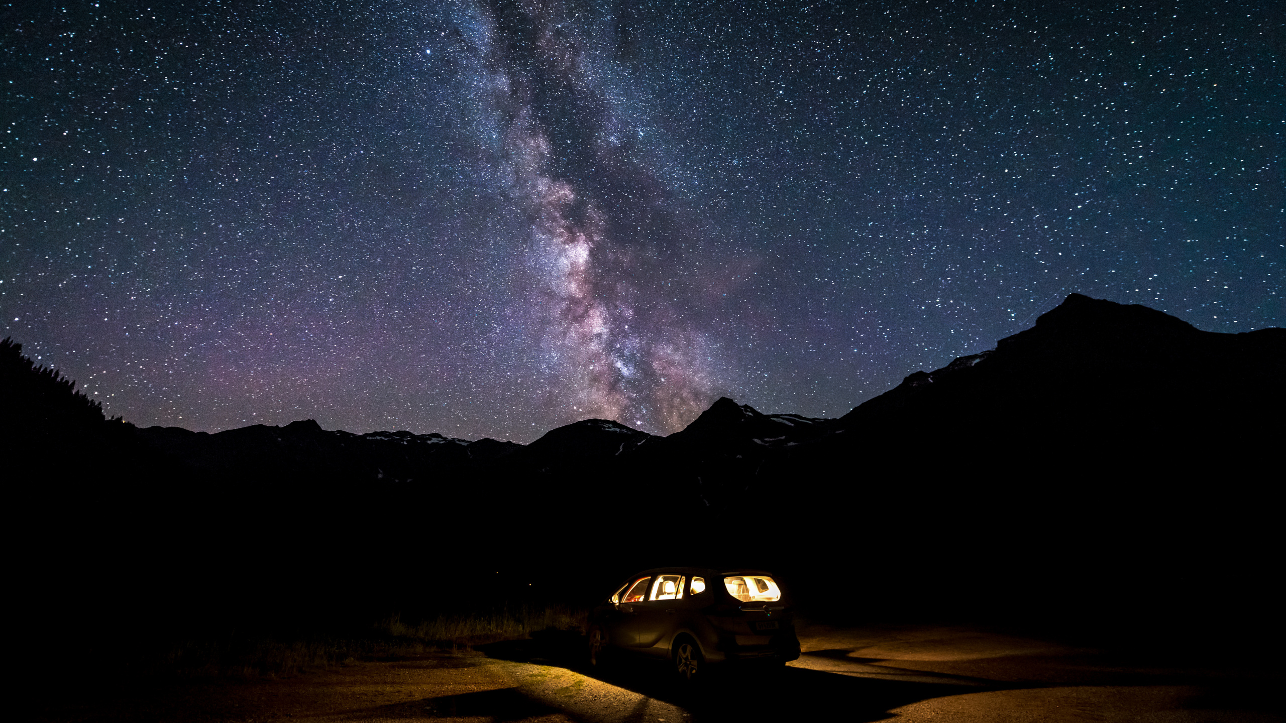 SUV Blanco en la Carretera Durante la Noche. Wallpaper in 2560x1440 Resolution