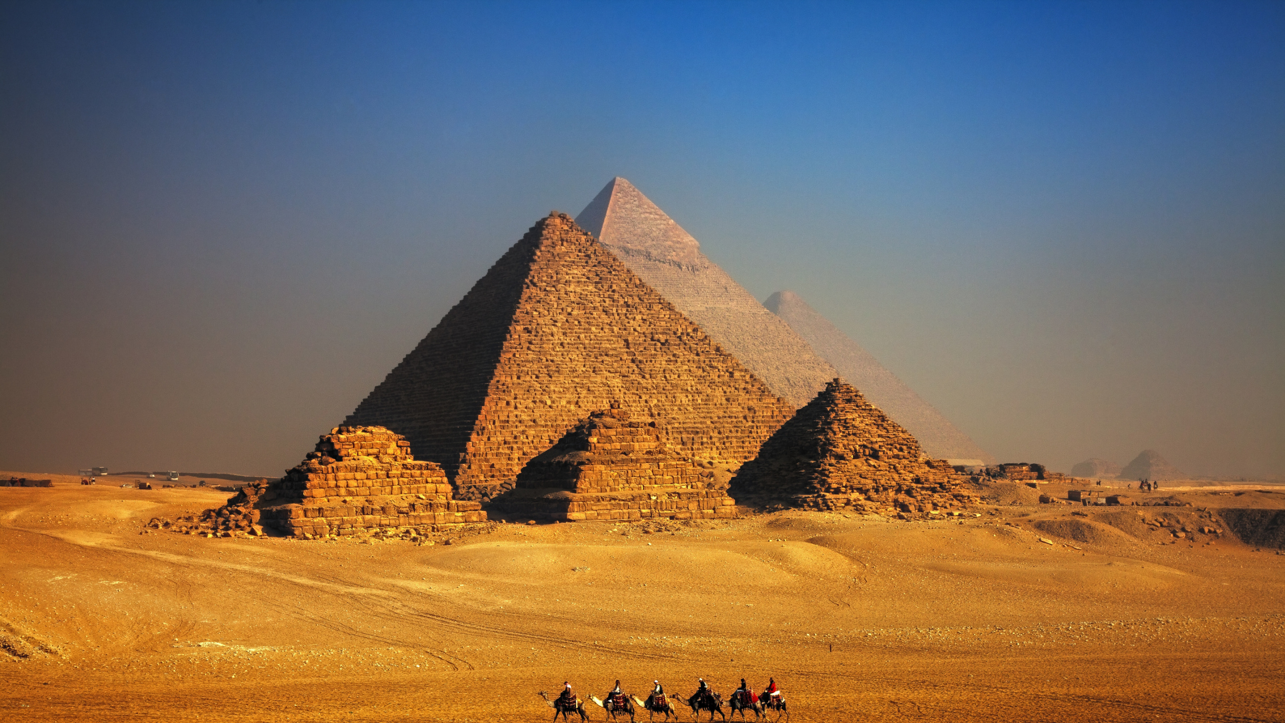 Brown Pyramid on Desert During Daytime. Wallpaper in 2560x1440 Resolution