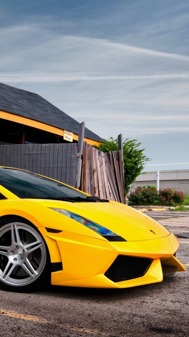 Lamborghini Aventador Jaune Garée Près D'un Bâtiment en Bois Brun Pendant la Journée. Wallpaper in 750x1334 Resolution