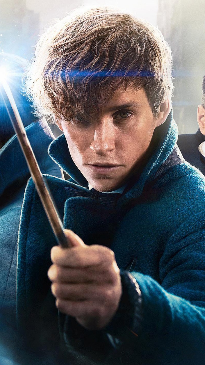 Homme en Sweat à Capuche Bleu et Blanc Tenant un Bâton Marron. Wallpaper in 720x1280 Resolution