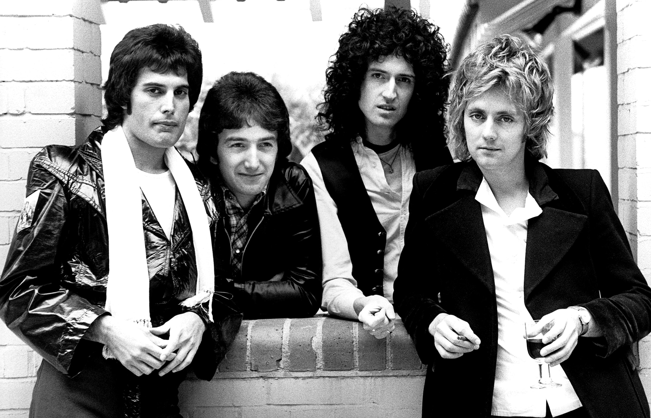 Nếu bạn yêu thích ban nhạc Queen và người lãnh đạo tài ba Freddie Mercury, bộ hình nền này là một lựa chọn tuyệt vời cho bạn. Với hình ảnh độc đáo và chất lượng cao, bạn sẽ không thể rời mắt khỏi màn hình máy tính của mình. 