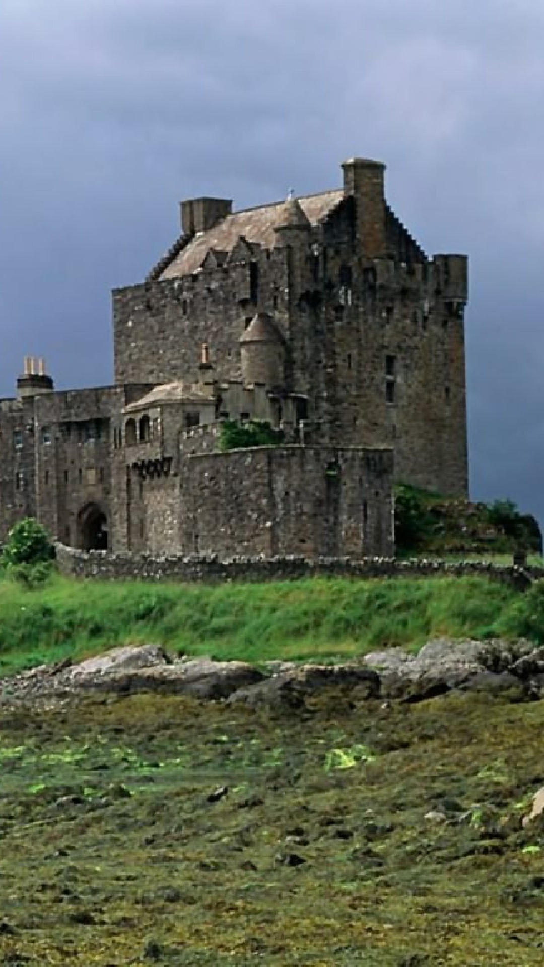 Brown Concrete Building on Green Grass Field Under Blue Sky During Daytime. Wallpaper in 1080x1920 Resolution