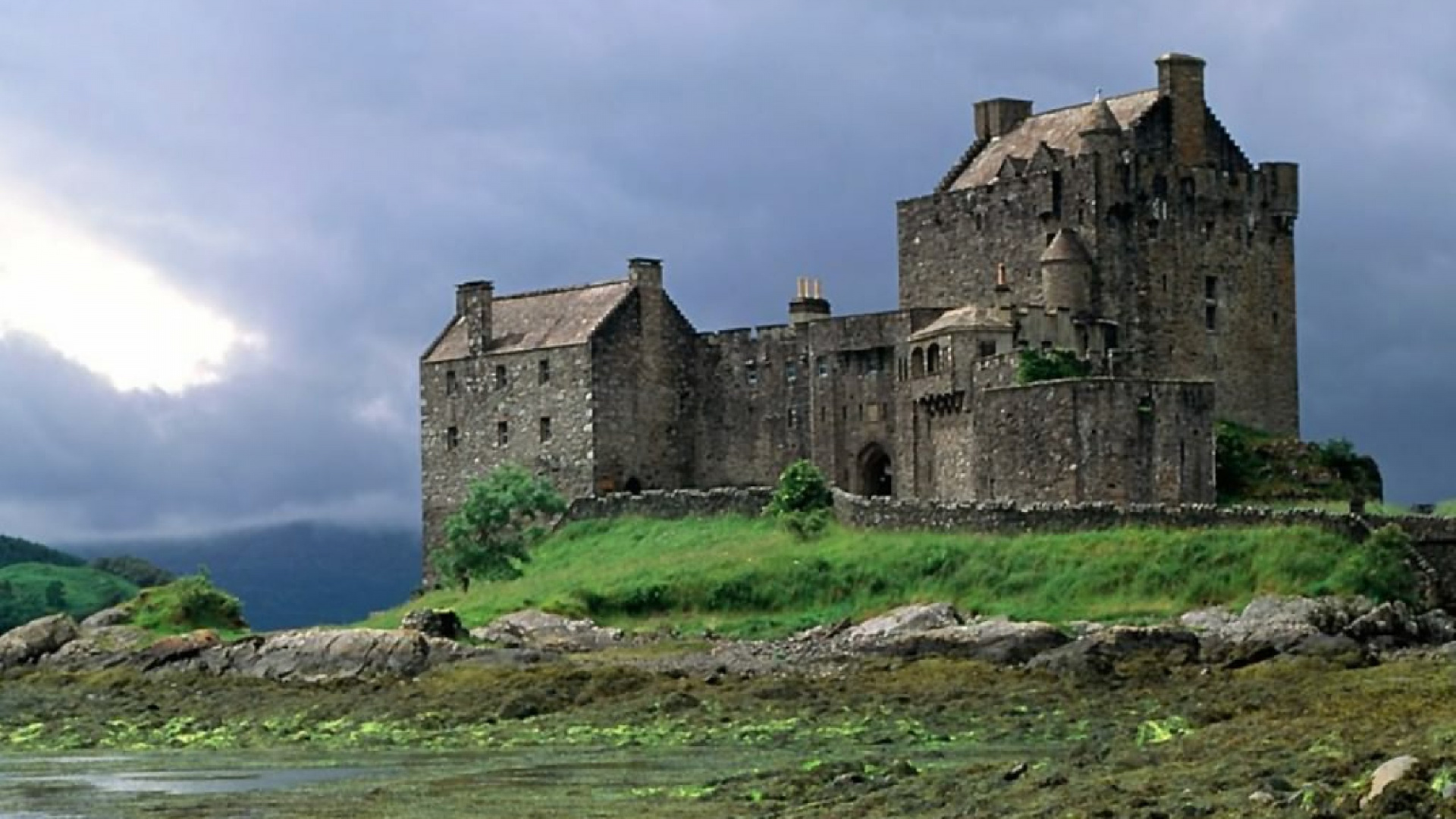 Brown Concrete Building on Green Grass Field Under Blue Sky During Daytime. Wallpaper in 1920x1080 Resolution