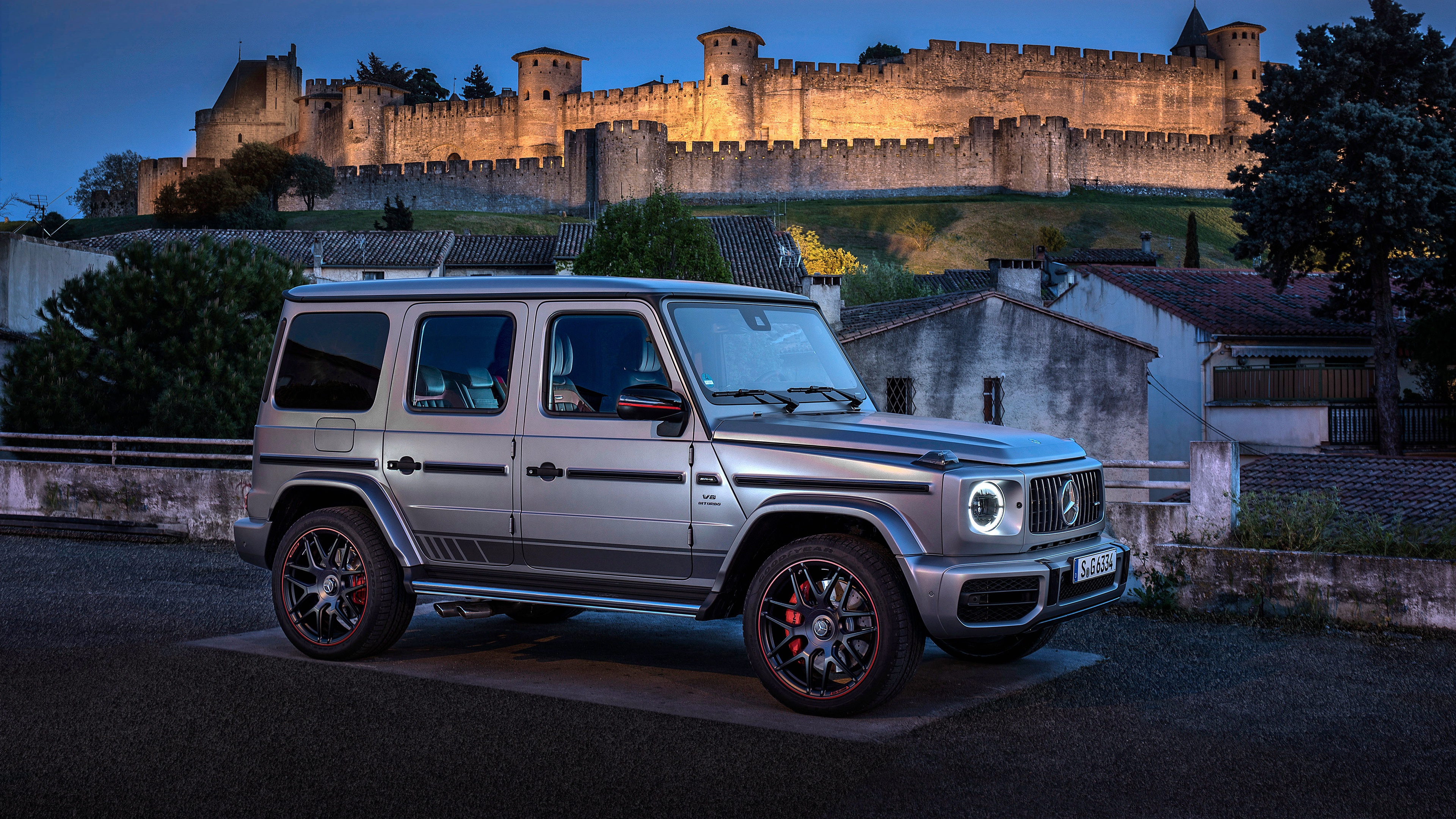 Suv Gris Garé à Côté D'un Bâtiment en Béton Brun Pendant la Journée. Wallpaper in 3840x2160 Resolution