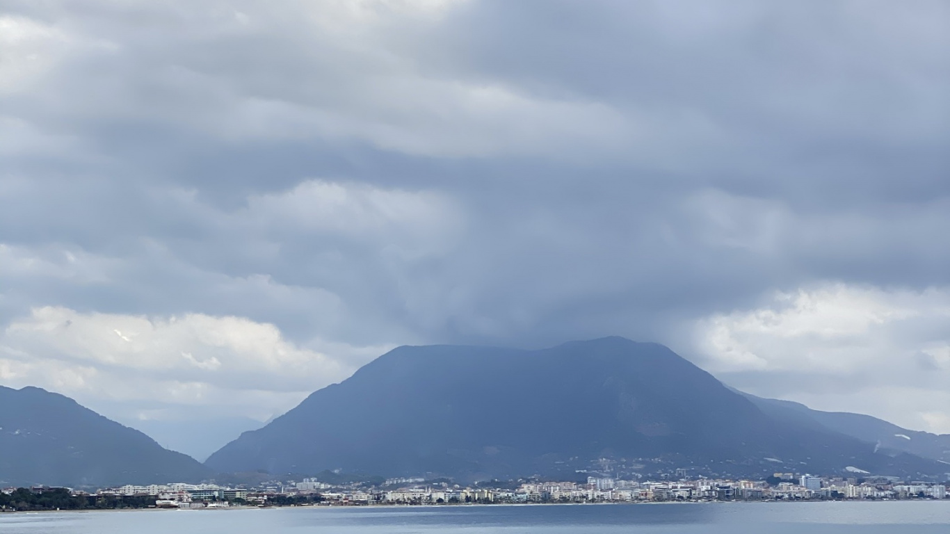 Cloud, Water, Water Resources, Atmosphere, Mountain. Wallpaper in 1366x768 Resolution