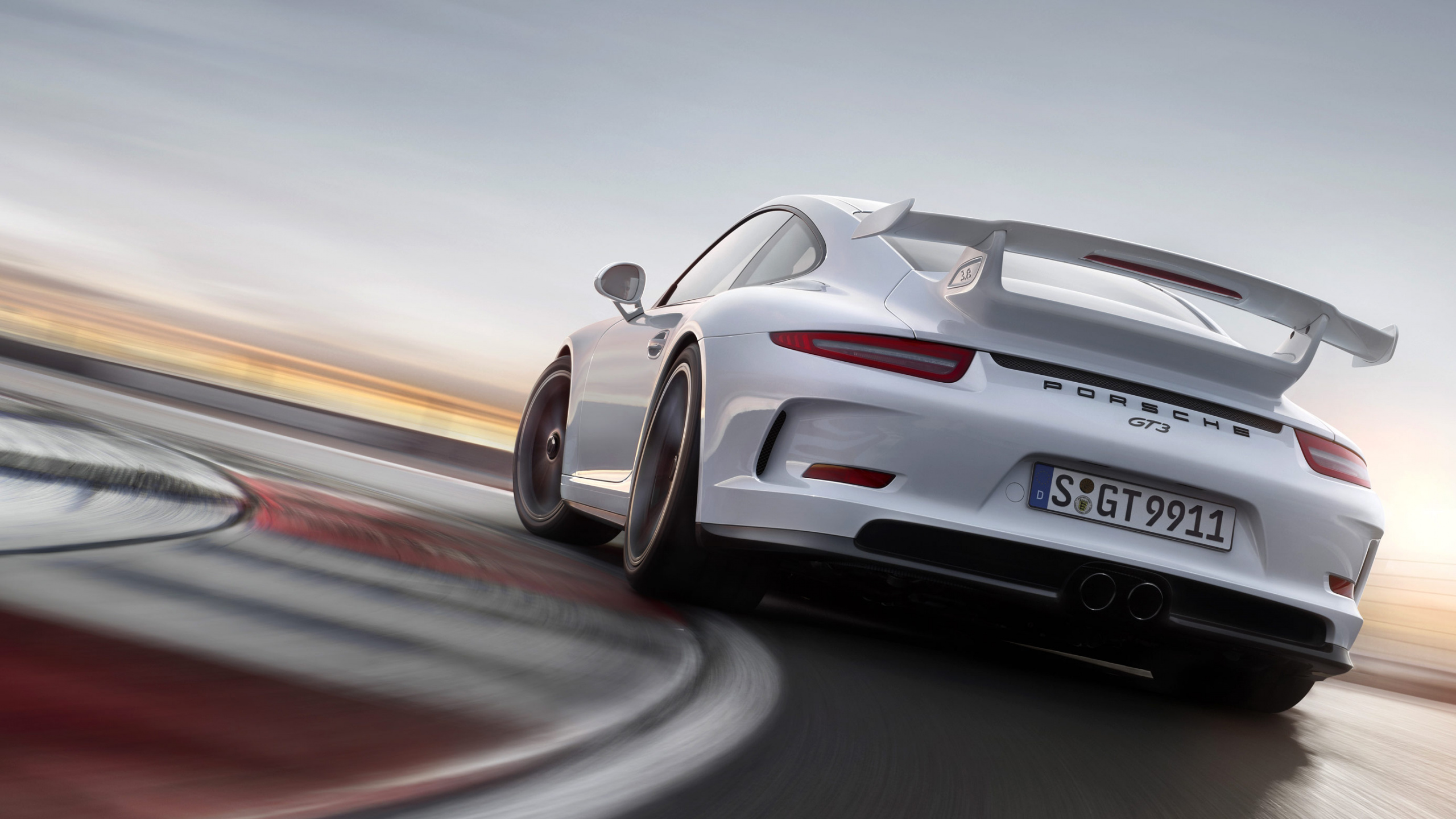 Weiß-schwarzer Porsche 911 Unterwegs. Wallpaper in 2560x1440 Resolution