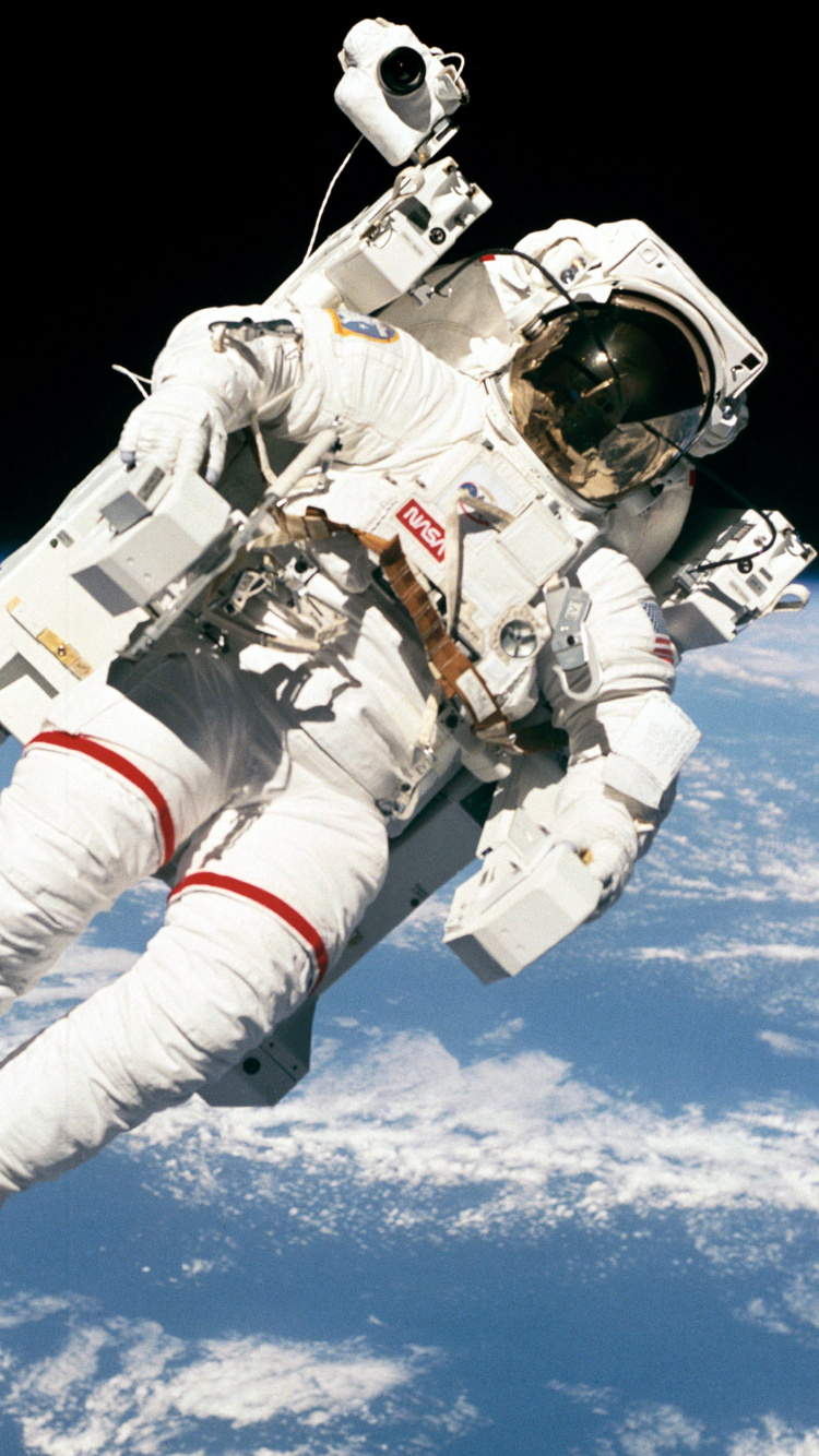 Robot Blanc et Gris Sur Des Nuages Blancs. Wallpaper in 750x1334 Resolution