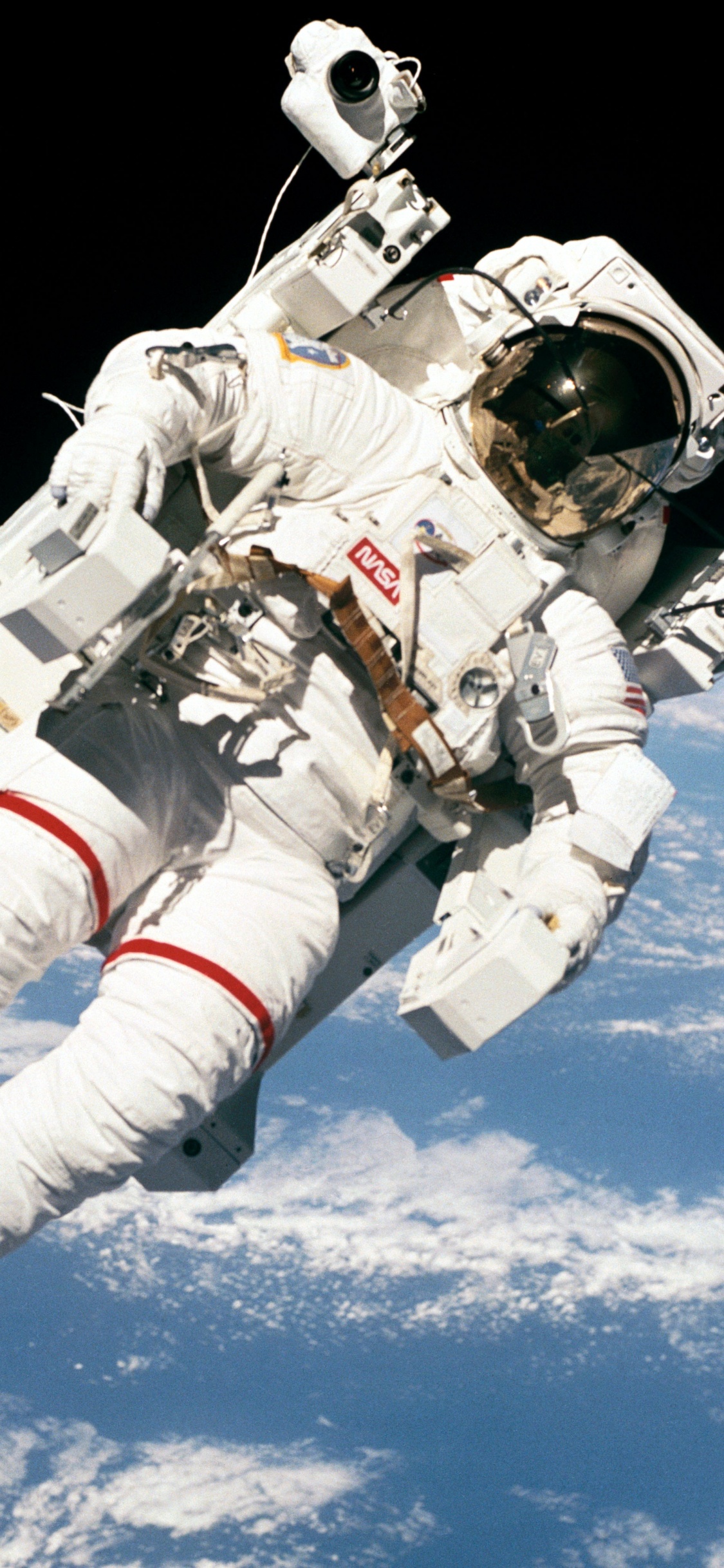 Weißer Und Grauer Roboter Auf Weißen Wolken. Wallpaper in 1125x2436 Resolution