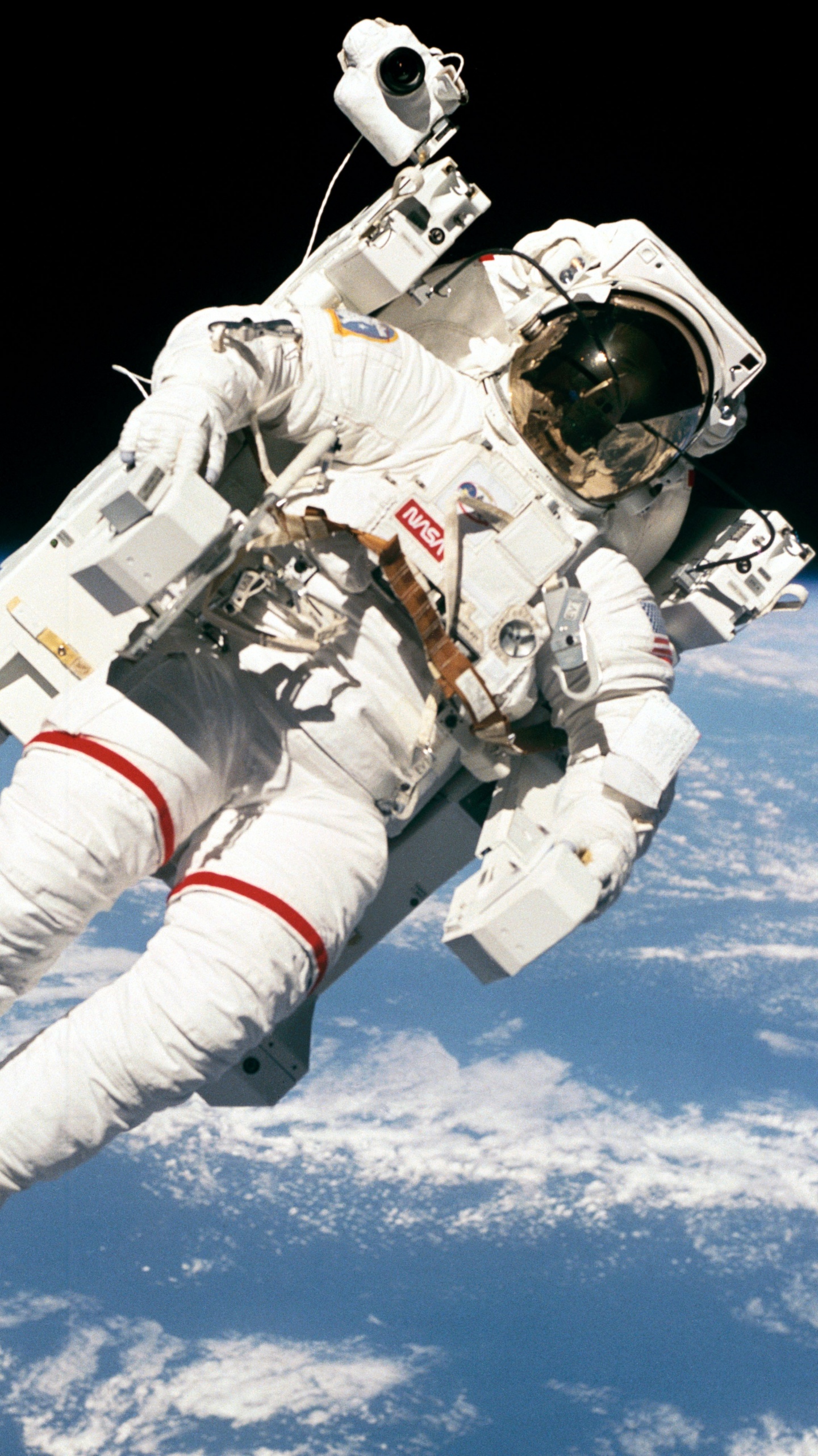 Weißer Und Grauer Roboter Auf Weißen Wolken. Wallpaper in 1440x2560 Resolution