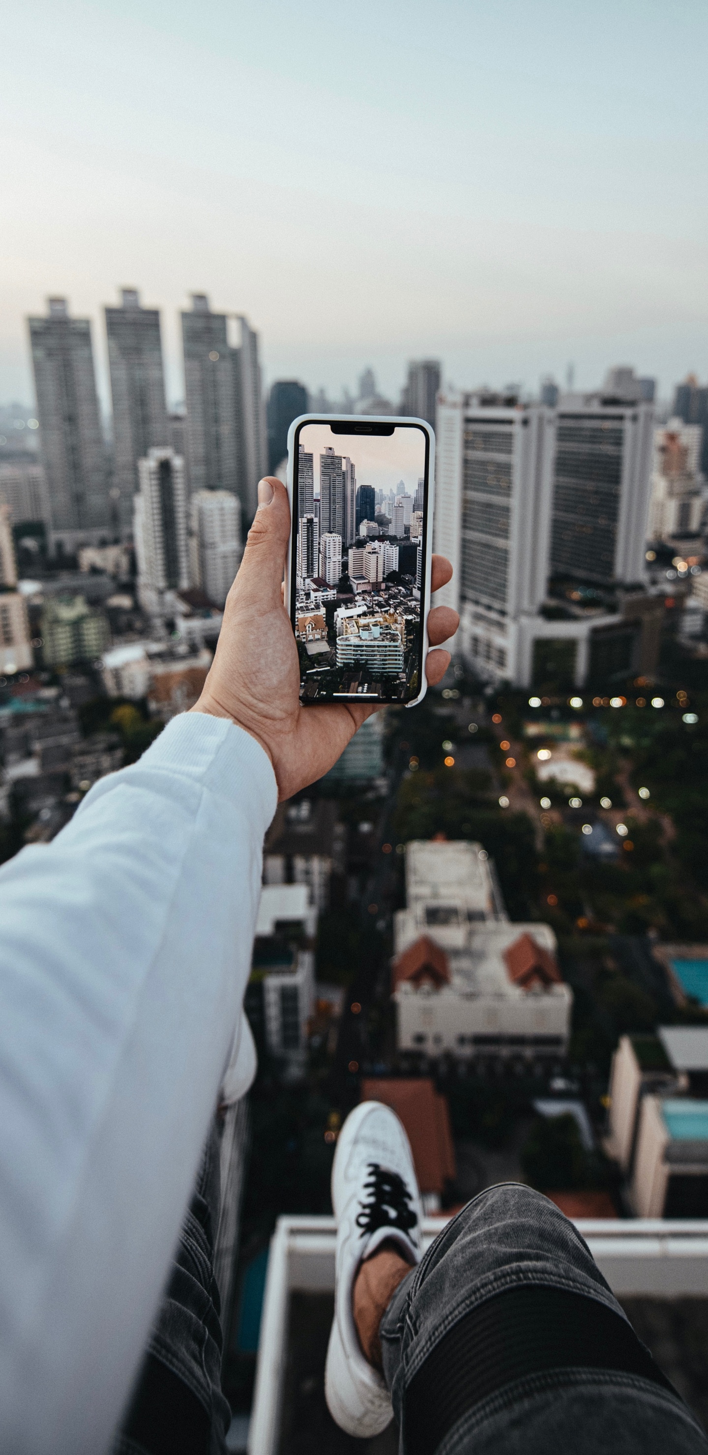Personne Tenant un Smartphone Noir Prenant Une Photo Des Bâtiments de la Ville Pendant la Journée. Wallpaper in 1440x2960 Resolution