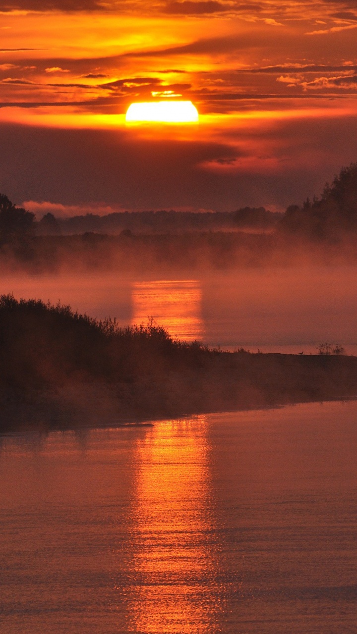 Gewässer Bei Sonnenuntergang. Wallpaper in 720x1280 Resolution