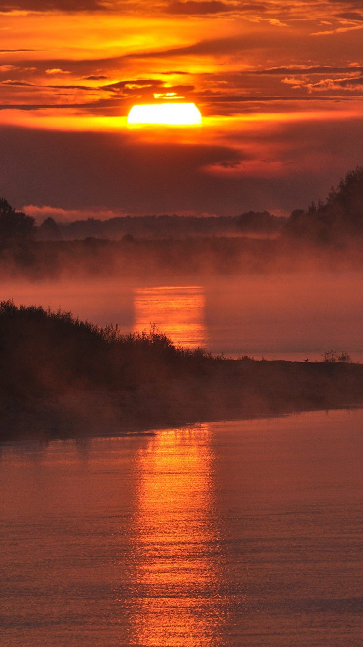 Gewässer Bei Sonnenuntergang. Wallpaper in 750x1334 Resolution