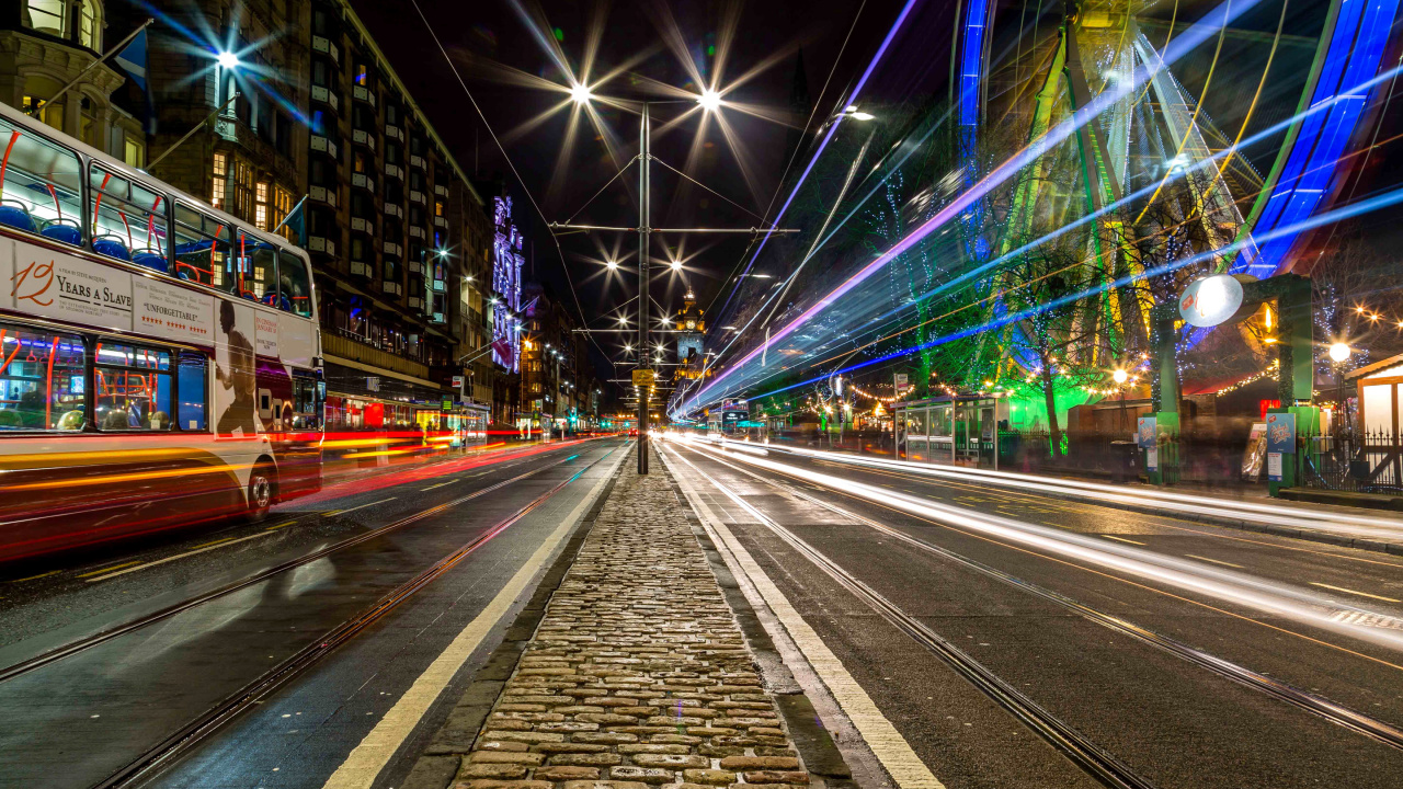 Autos Auf Der Straße Während Der Nachtzeit. Wallpaper in 1280x720 Resolution