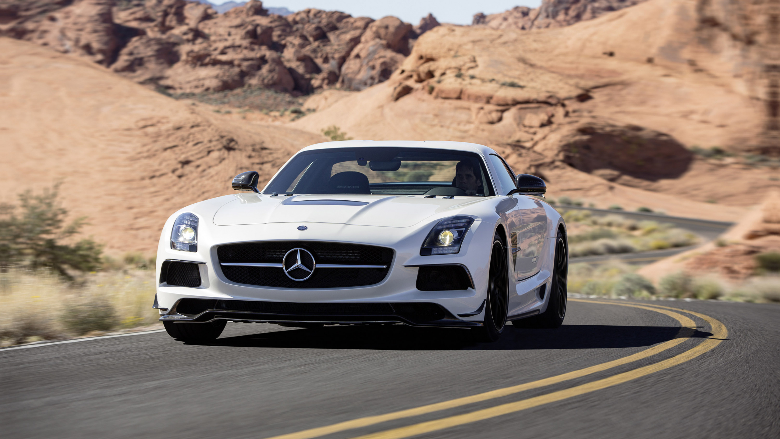 Weißer Porsche 911 Tagsüber Unterwegs. Wallpaper in 2560x1440 Resolution