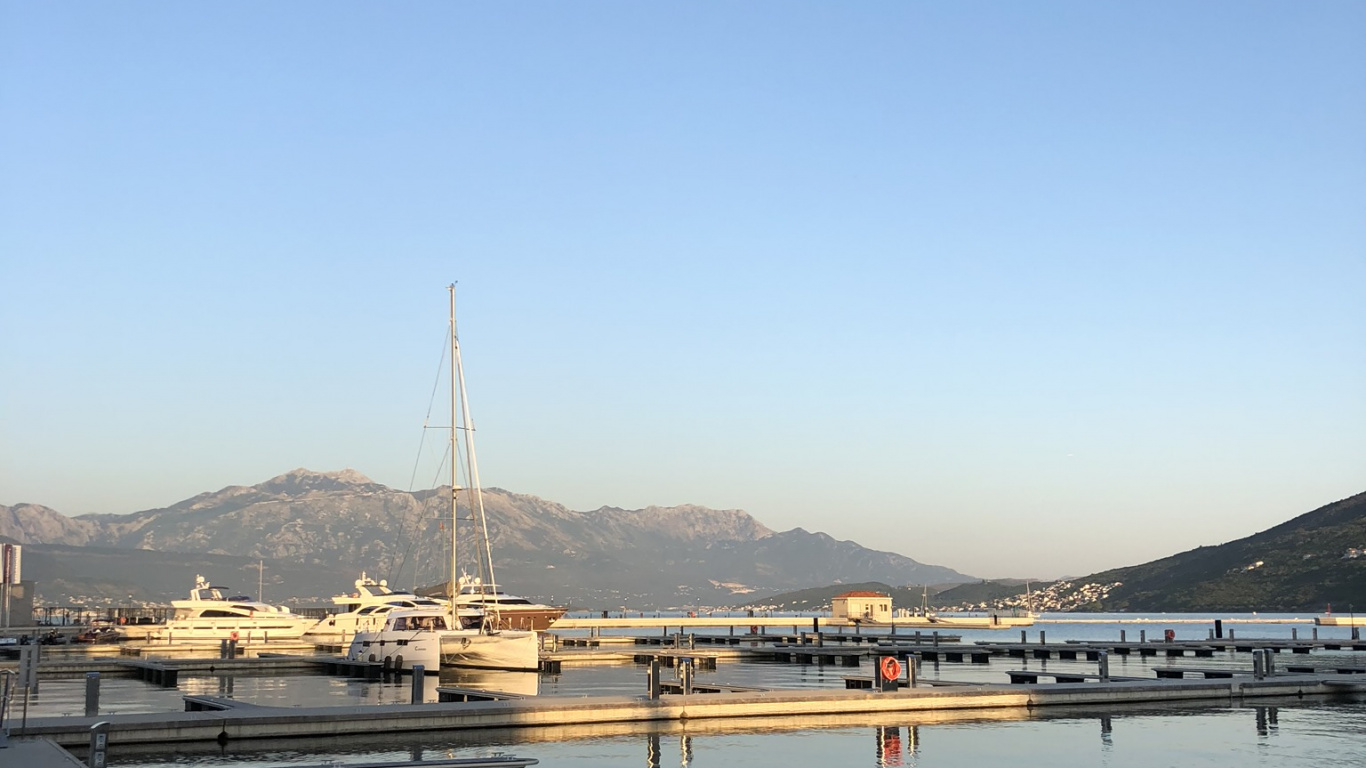 Ferry, Agua, Colina, Reflexión, Dock. Wallpaper in 1366x768 Resolution