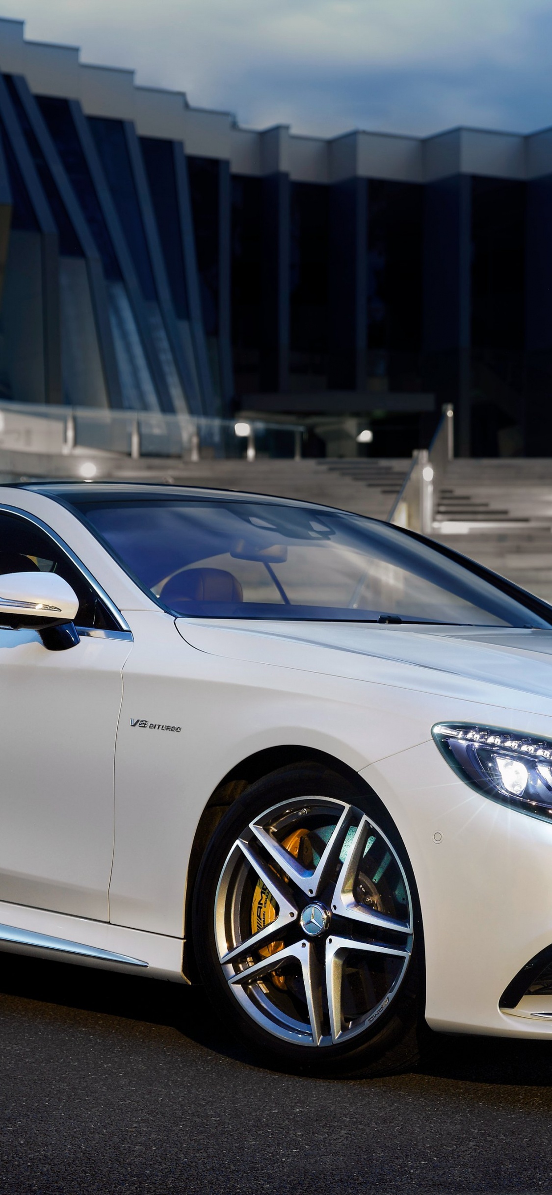 Mercedes Benz Coupé Blanc Garé Près du Bâtiment Pendant la Journée. Wallpaper in 1125x2436 Resolution