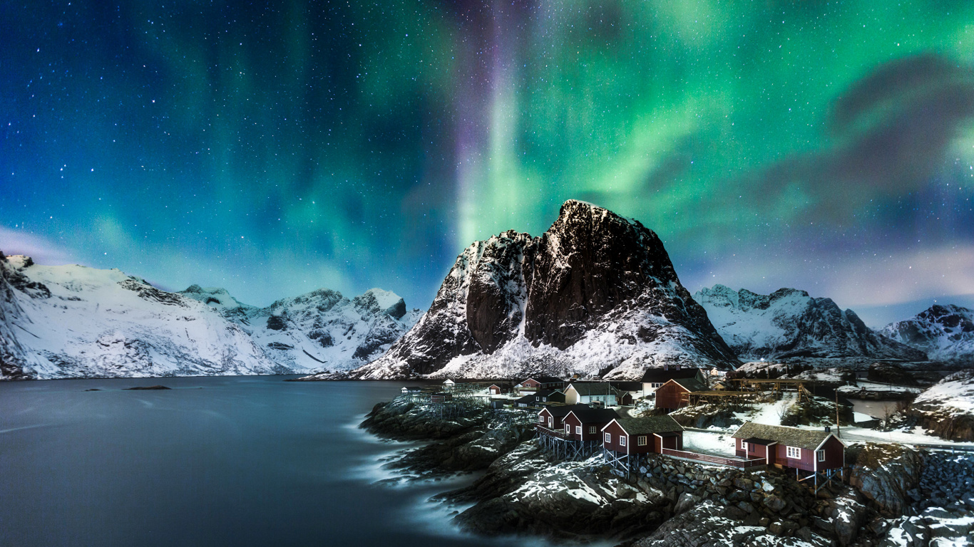 Schneebedeckter Berg in Der Nähe Von Gewässern Tagsüber. Wallpaper in 1366x768 Resolution