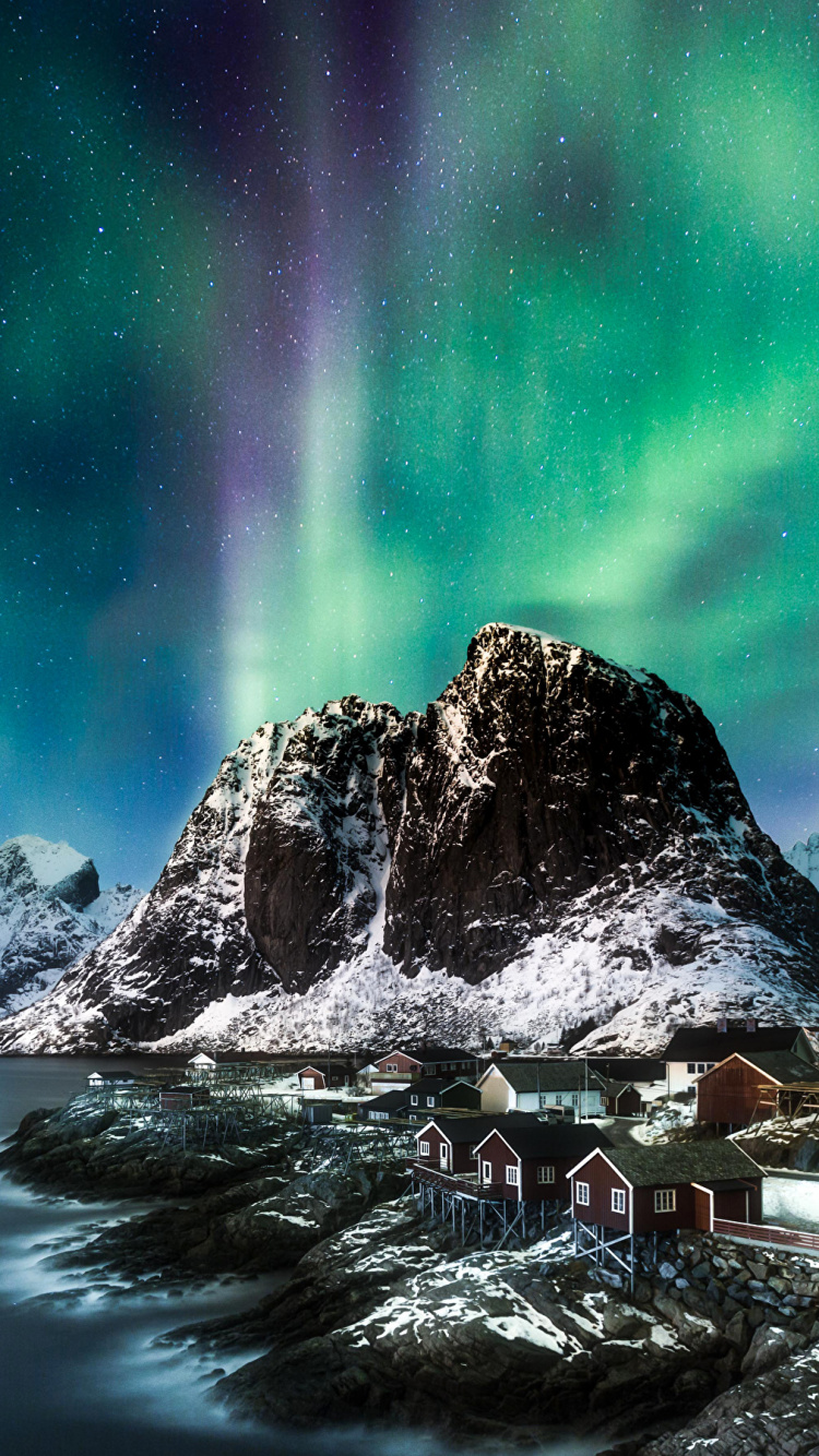 Schneebedeckter Berg in Der Nähe Von Gewässern Tagsüber. Wallpaper in 750x1334 Resolution