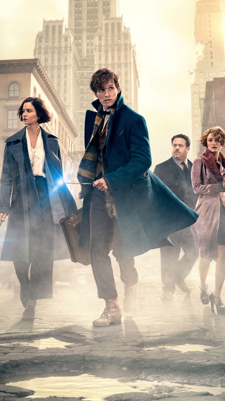 Homme et Femme Marchant Dans la Rue Pendant la Journée. Wallpaper in 720x1280 Resolution