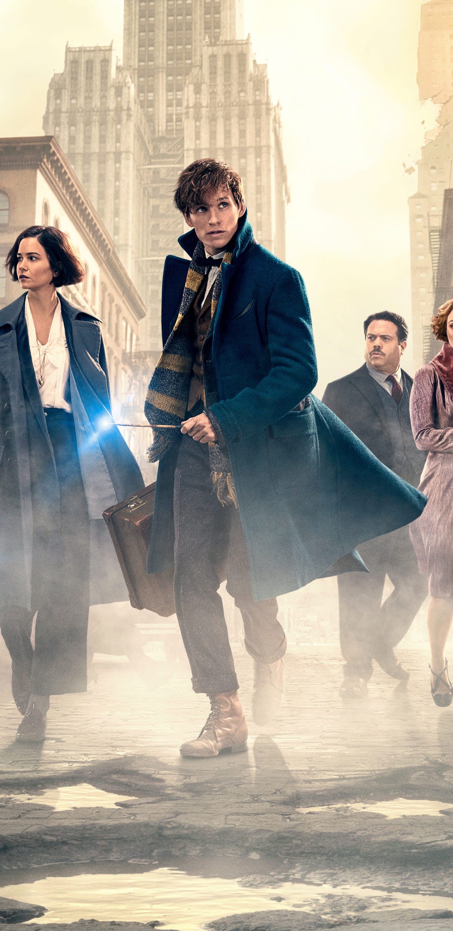 Hombre y Mujer Caminando Por la Calle Durante el Día. Wallpaper in 1440x2960 Resolution