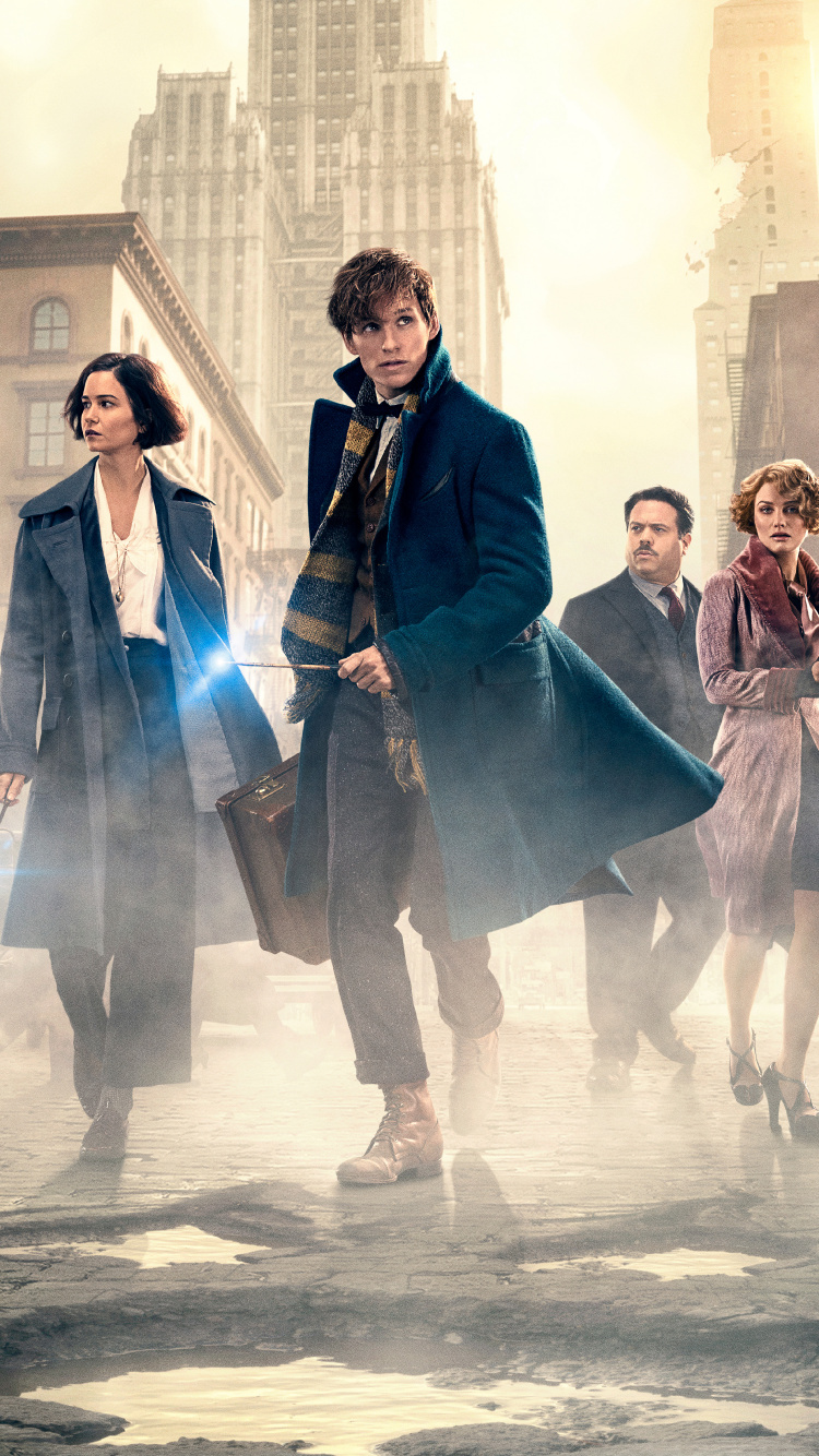 Hombre y Mujer Caminando Por la Calle Durante el Día. Wallpaper in 750x1334 Resolution