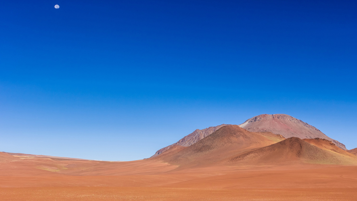 Montaña Marrón Bajo un Cielo Azul Durante el Día. Wallpaper in 1366x768 Resolution