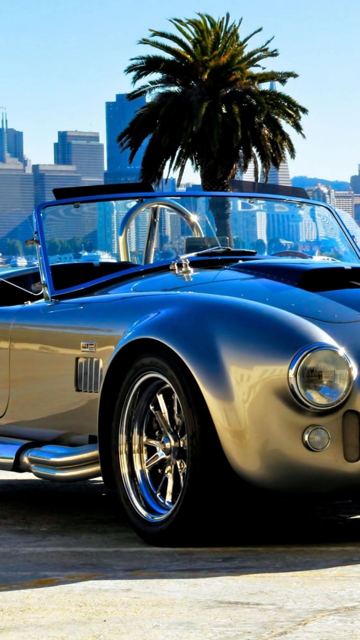 Coche Clásico Azul en un Día Soleado. Wallpaper in 720x1280 Resolution