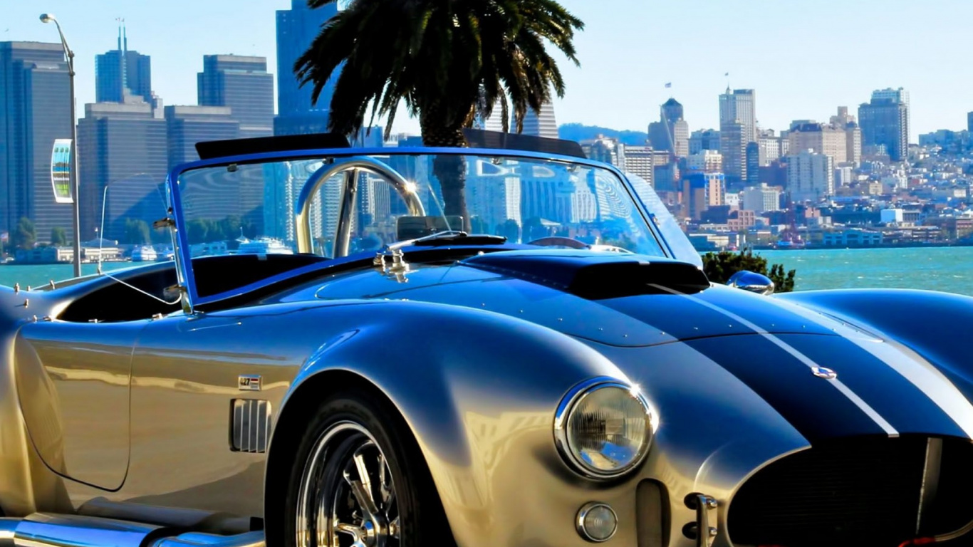 Blauer Oldtimer an Einem Sonnigen Tag. Wallpaper in 1366x768 Resolution