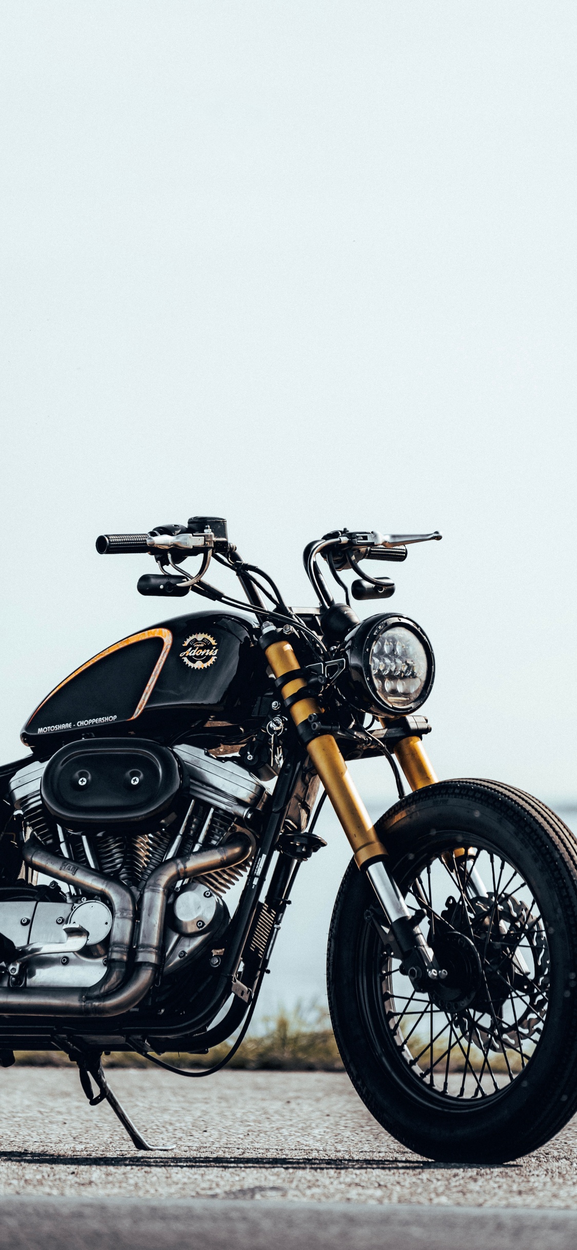 Motocicleta Cruiser Negra y Plateada. Wallpaper in 1125x2436 Resolution