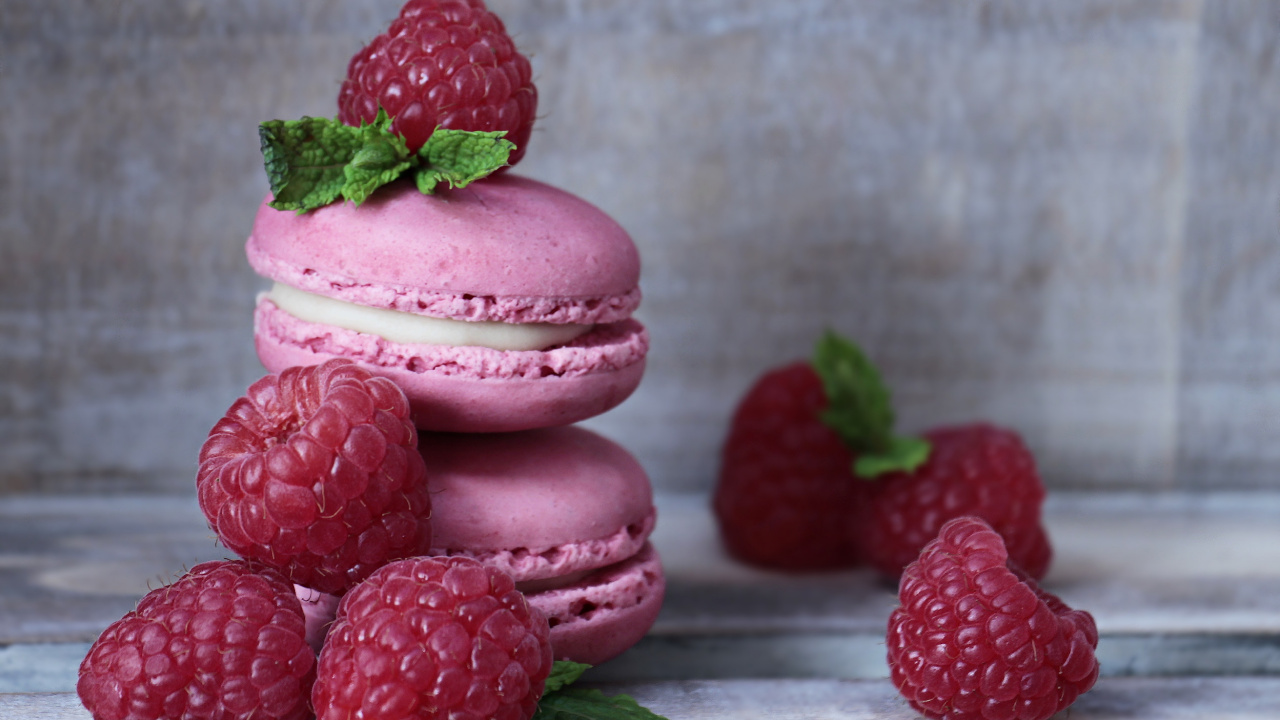 Framboise Rouge Sur Glace Rose. Wallpaper in 1280x720 Resolution