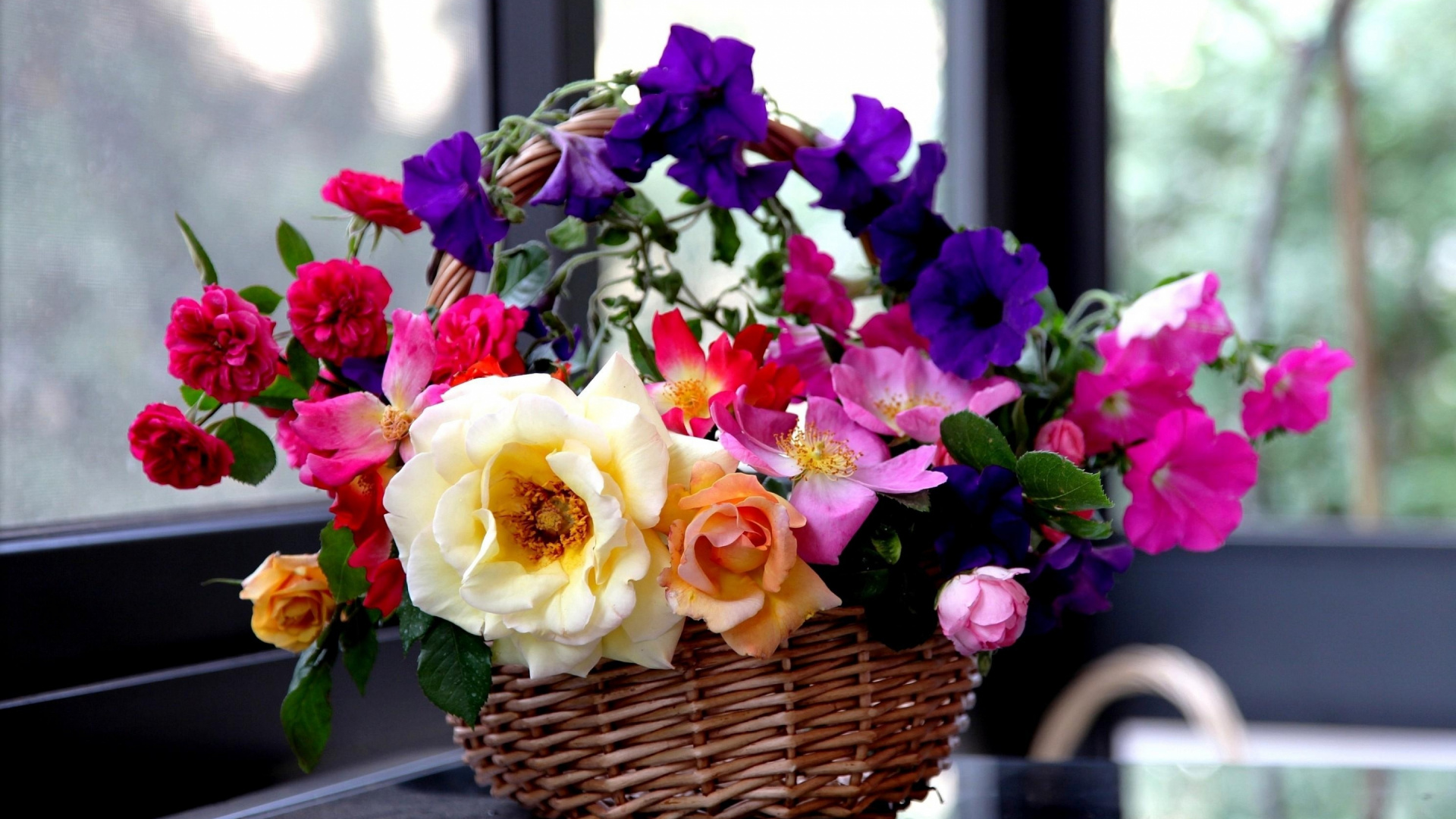 Bouquet de Fleurs Blanches et Violettes Sur Panier Tressé. Wallpaper in 1920x1080 Resolution