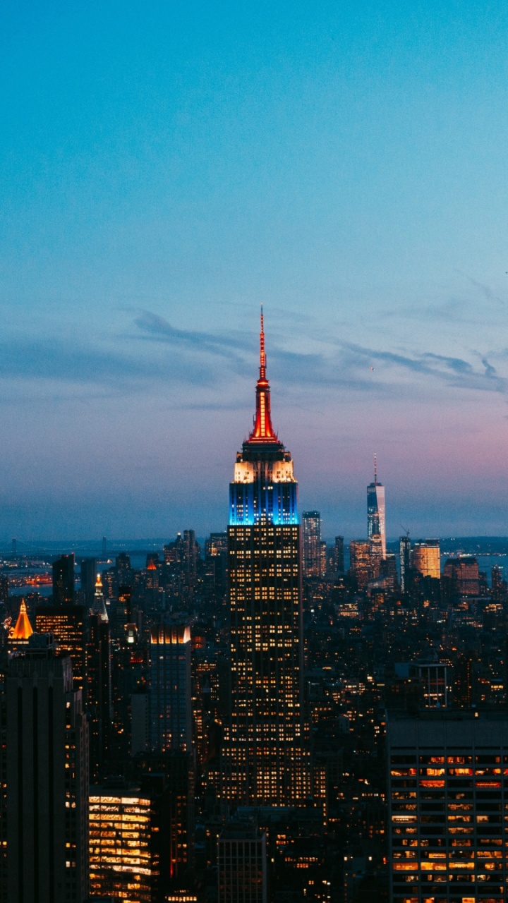 Luftaufnahme Von Stadtgebäuden Während Der Nacht. Wallpaper in 720x1280 Resolution