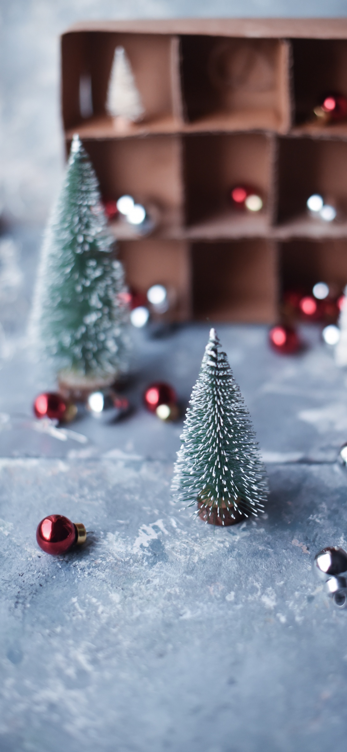 Grüner Weihnachtsbaum Mit Kugeln Und Lichterketten. Wallpaper in 1125x2436 Resolution