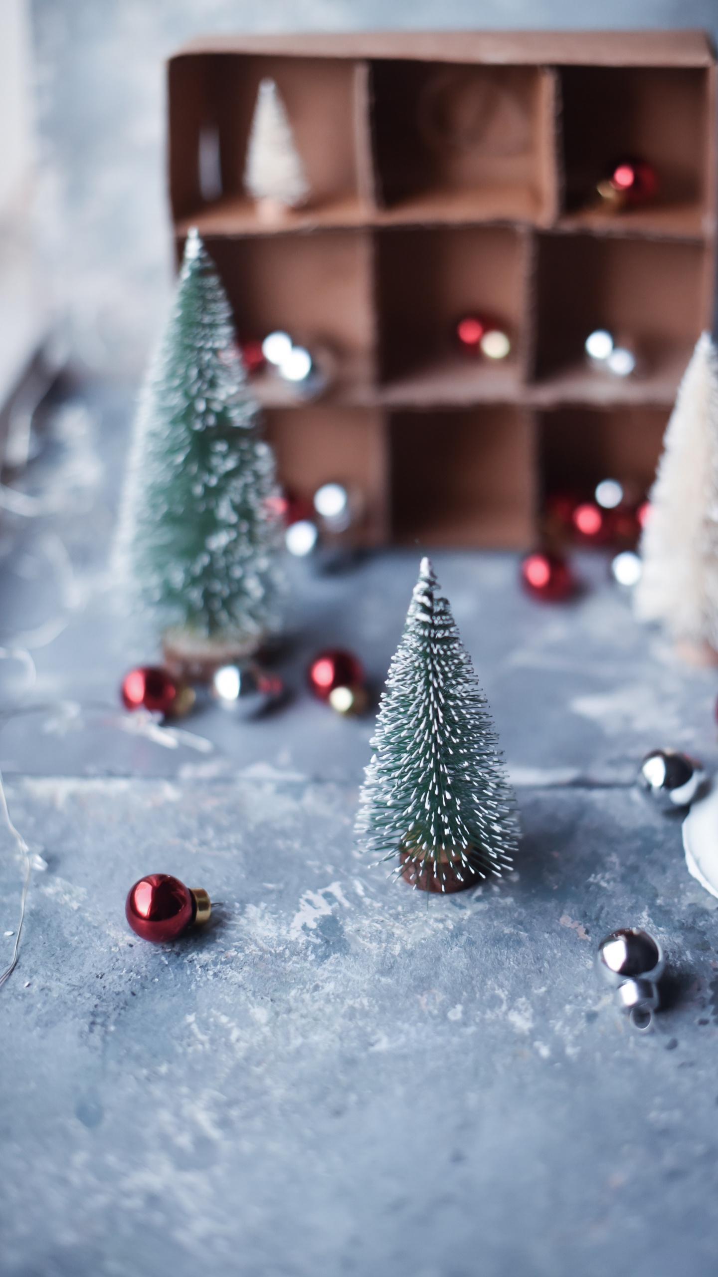 Grüner Weihnachtsbaum Mit Kugeln Und Lichterketten. Wallpaper in 1440x2560 Resolution