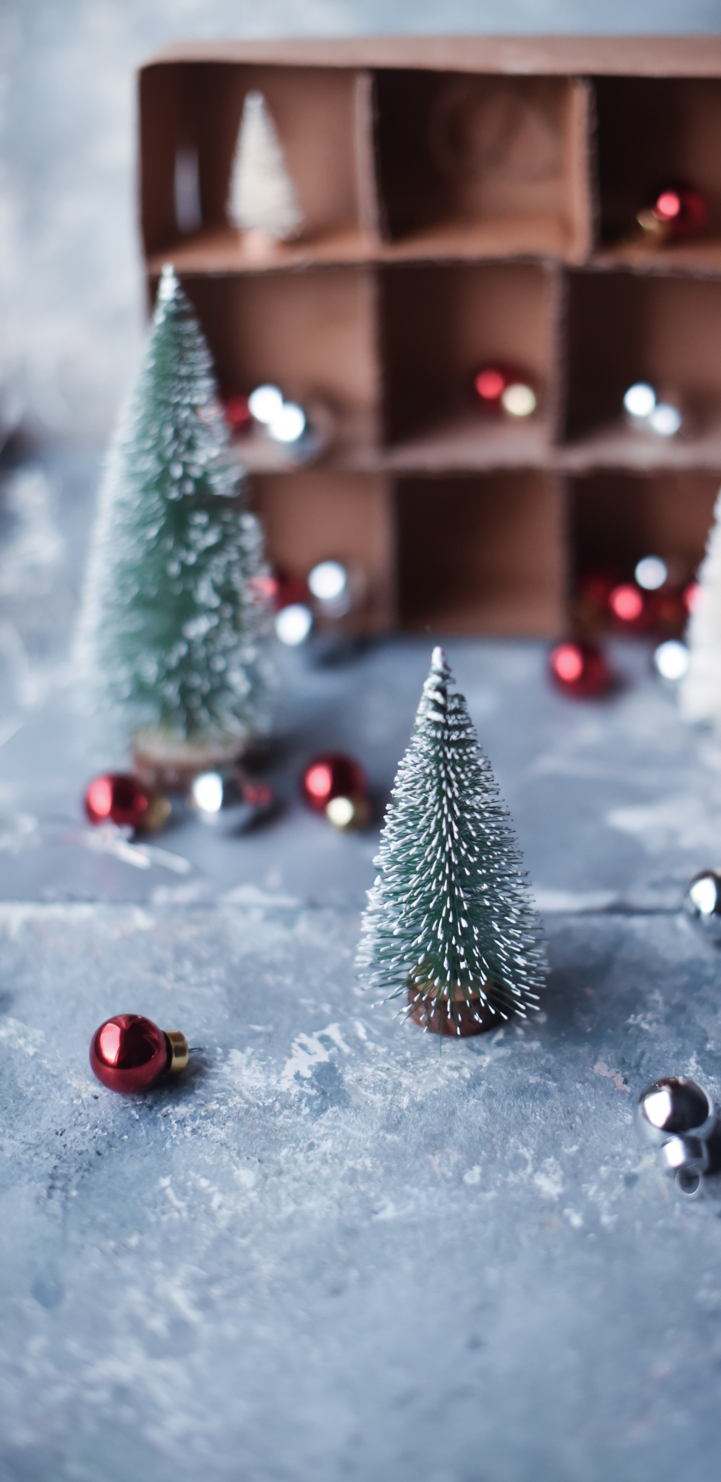 Grüner Weihnachtsbaum Mit Kugeln Und Lichterketten. Wallpaper in 1440x2960 Resolution