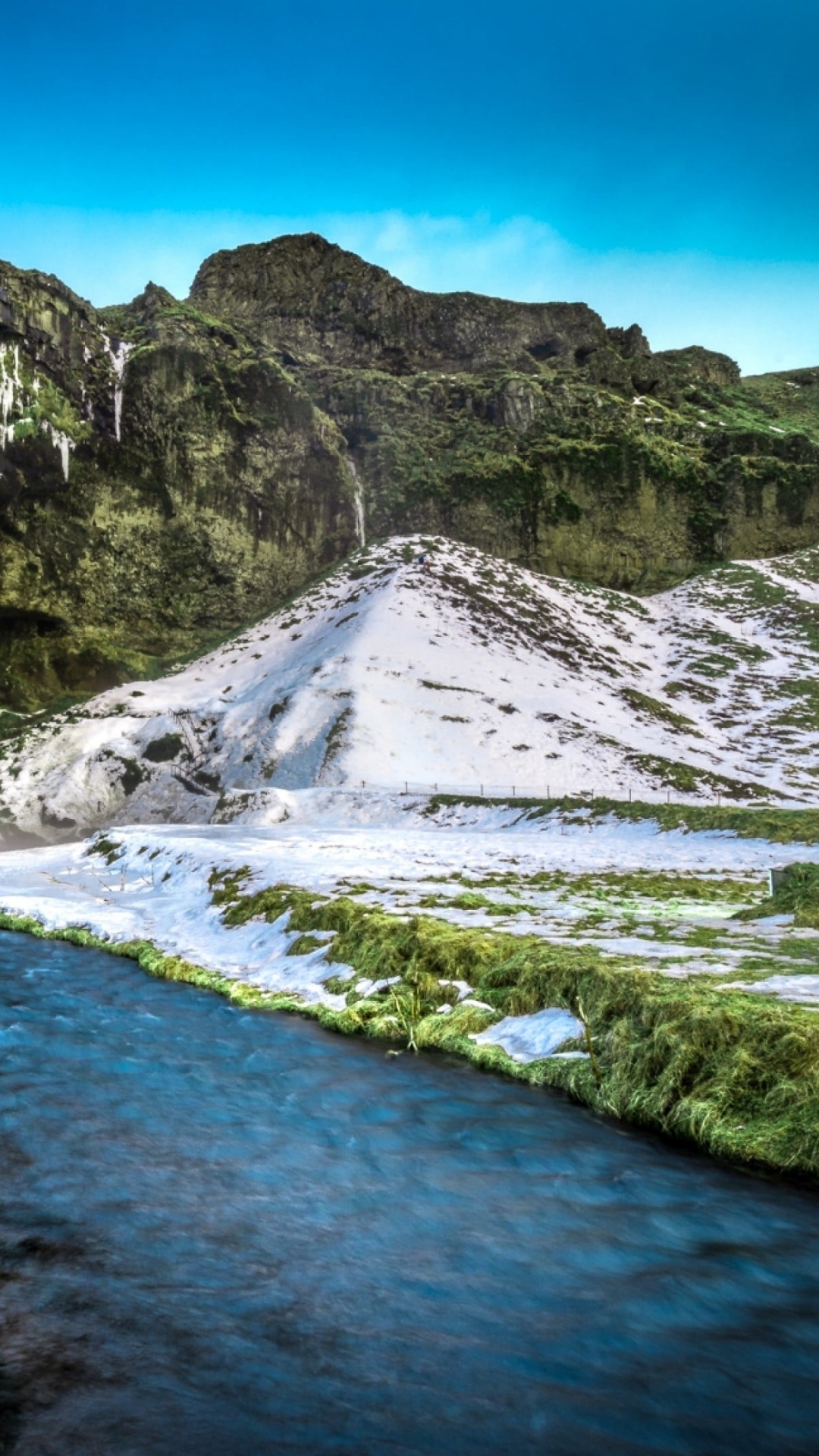 Wasserfälle in Der Nähe Von Grünen Und Grauen Bergen Unter Blauem Himmel Tagsüber. Wallpaper in 1080x1920 Resolution