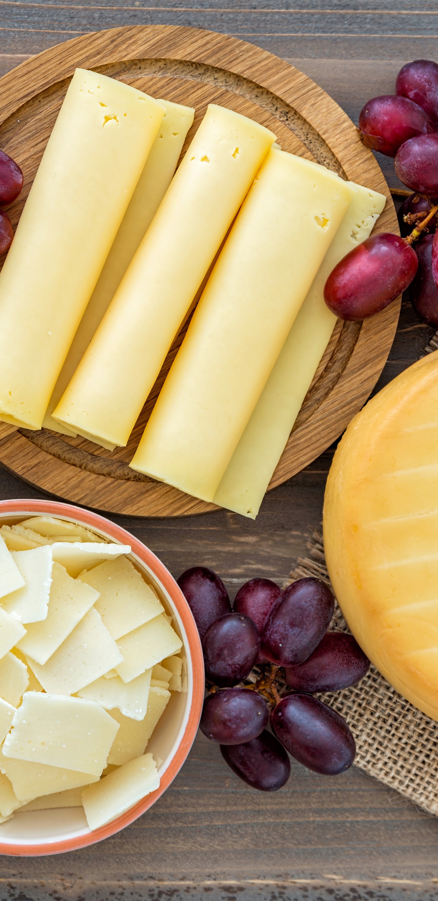 Rebanadas de Queso Sobre Una Tabla de Cortar de Madera Marrón. Wallpaper in 1440x2960 Resolution