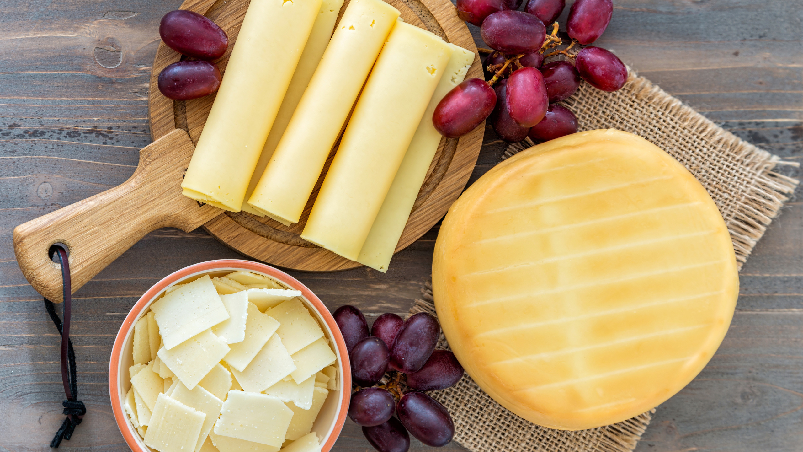 Sliced Cheese on Brown Wooden Chopping Board. Wallpaper in 2560x1440 Resolution