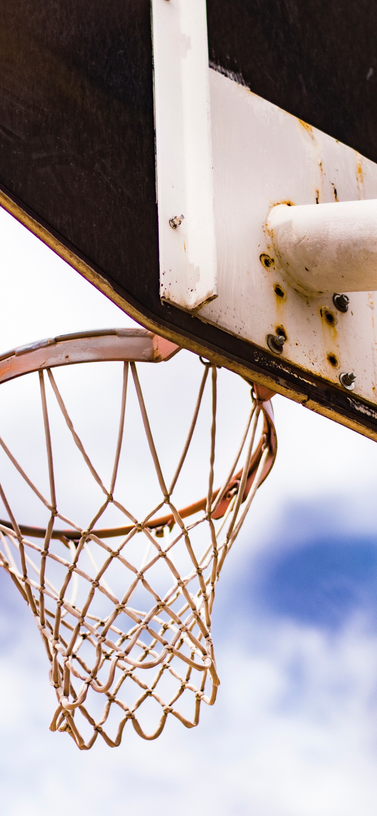 Aro de Baloncesto Blanco Bajo un Cielo Azul Durante el Día. Wallpaper in 1242x2688 Resolution