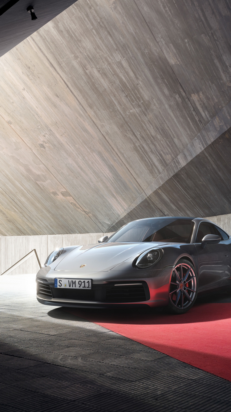 Porsche 911 Plateado en Una Carretera Gris. Wallpaper in 750x1334 Resolution