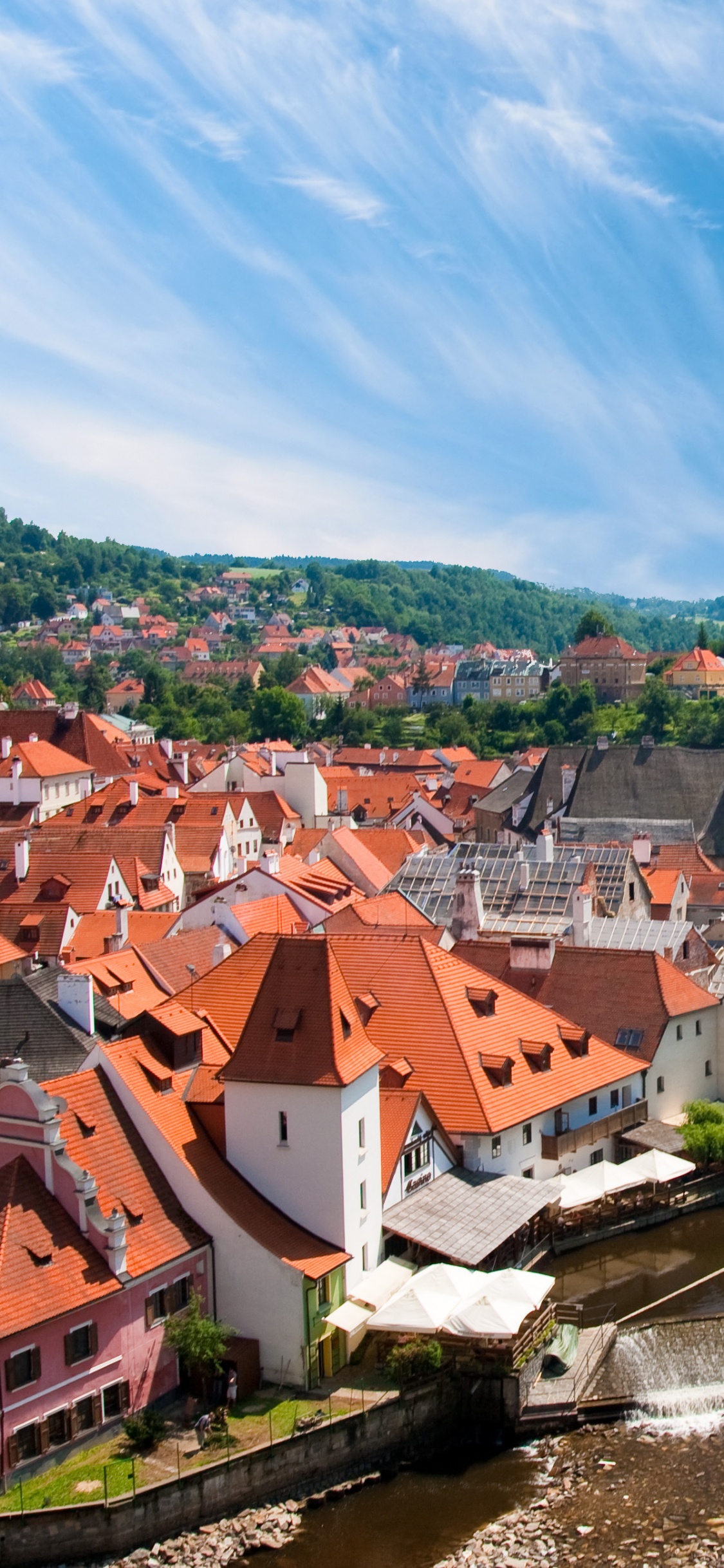 Maisons Près de la Rivière et Des Arbres Pendant la Journée. Wallpaper in 1125x2436 Resolution