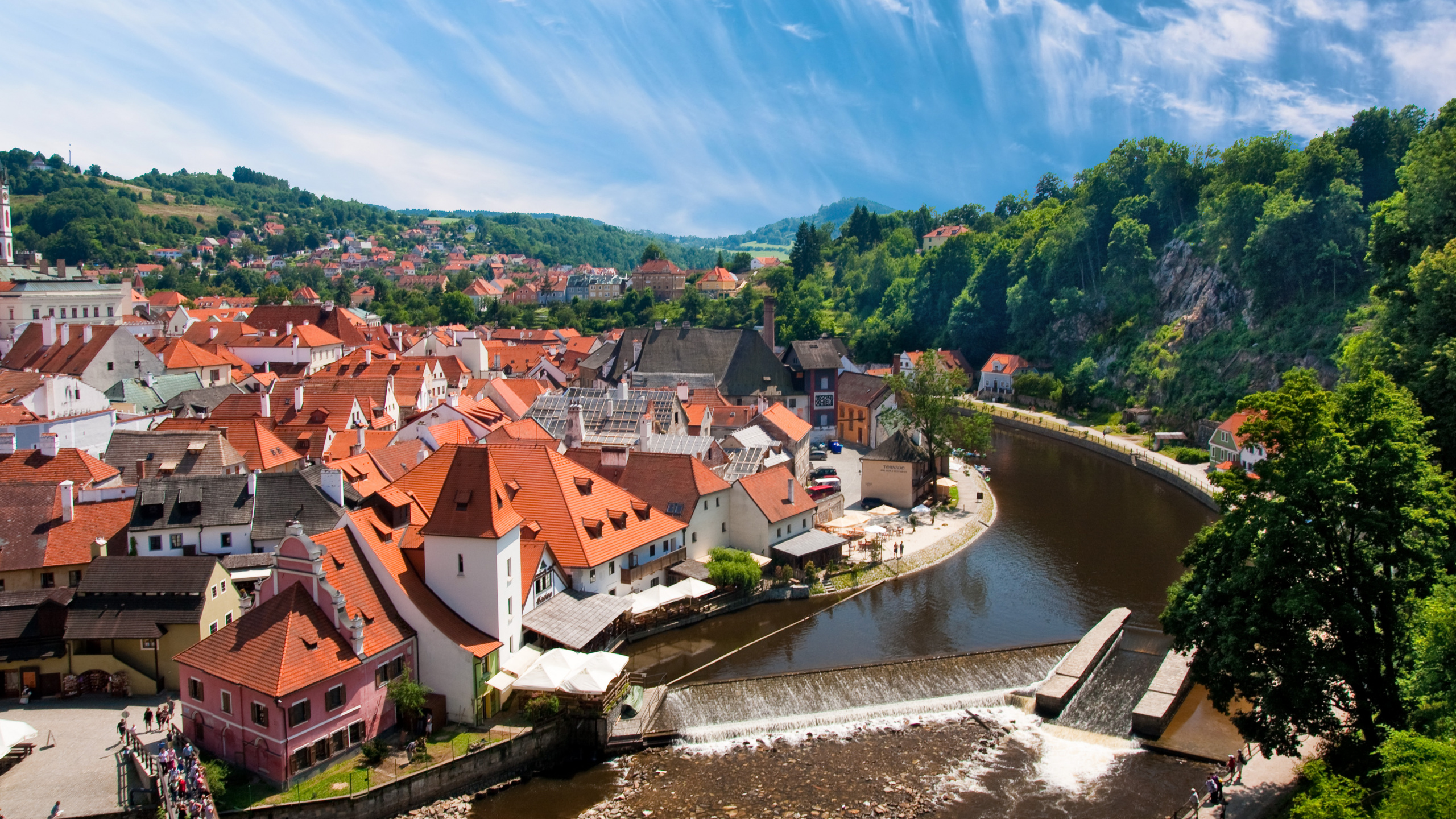 Houses Near River and Trees During Daytime. Wallpaper in 2560x1440 Resolution