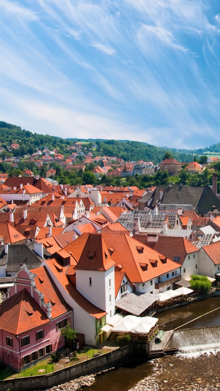 Casas Cerca Del Río y Los Árboles Durante el Día.. Wallpaper in 720x1280 Resolution