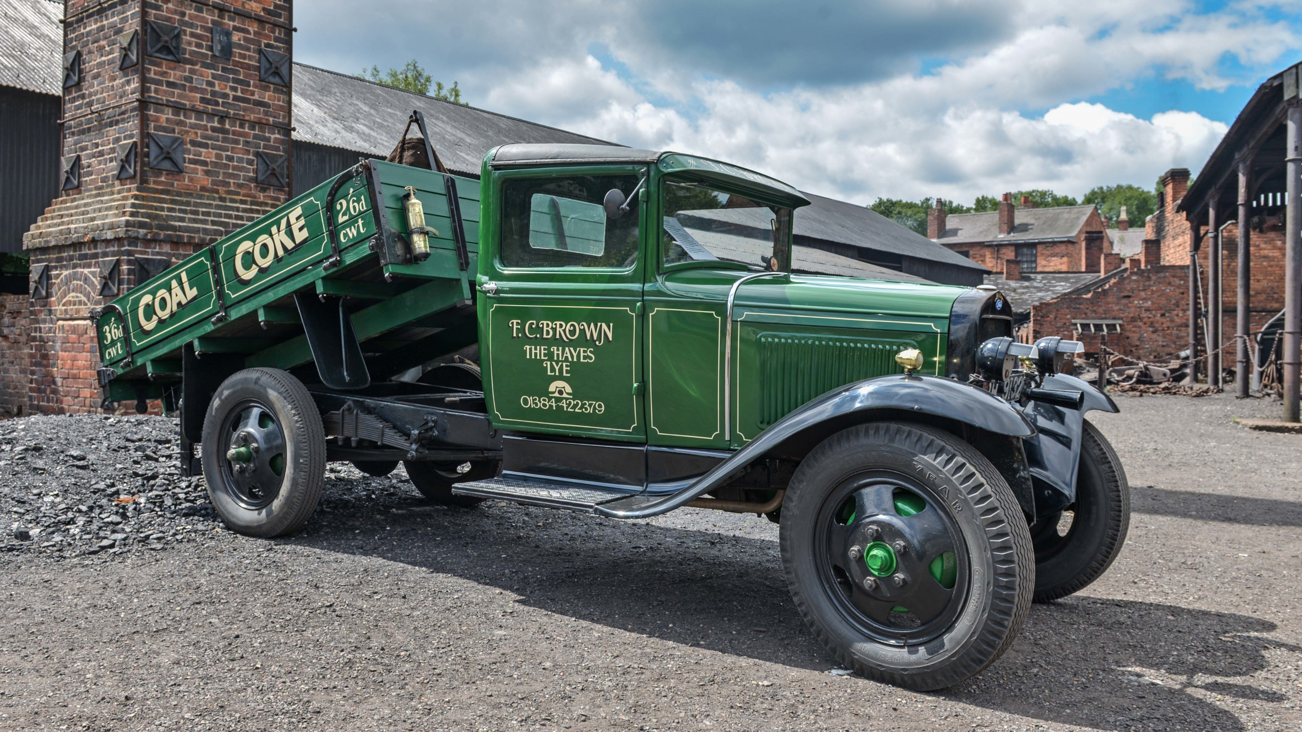 Camion Vintage Vert et Noir. Wallpaper in 2560x1440 Resolution