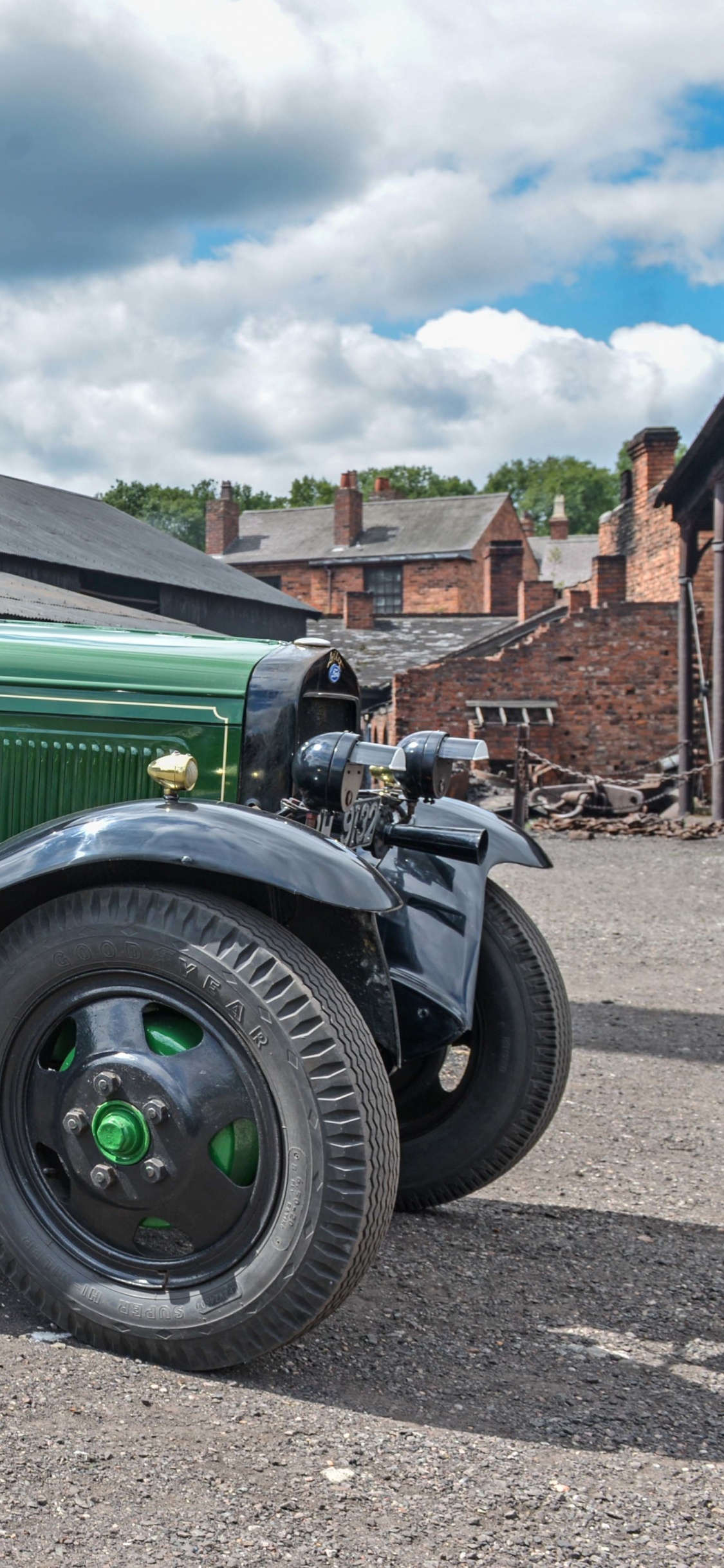 Green and Black Vintage Truck. Wallpaper in 1125x2436 Resolution