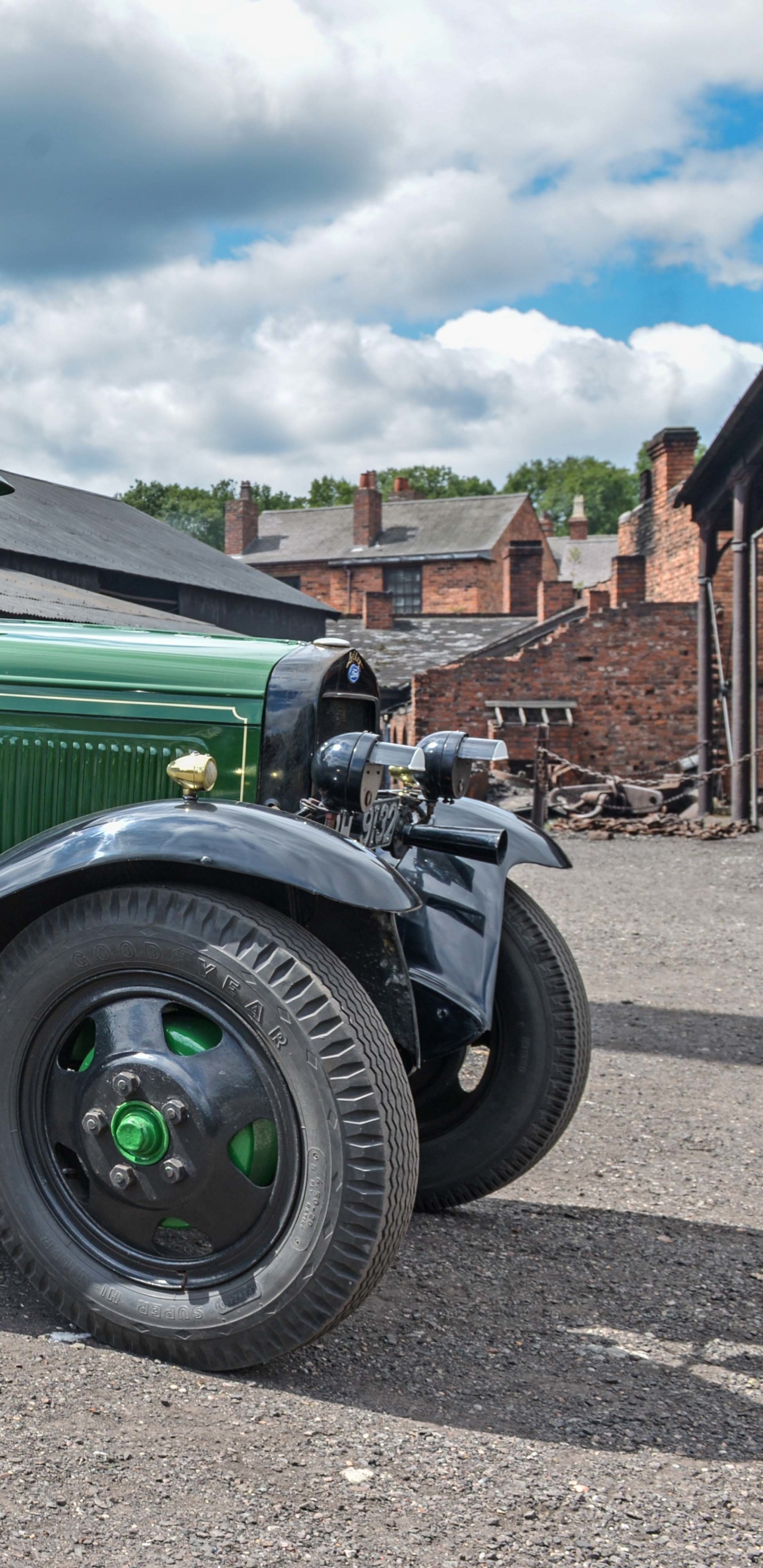 Green and Black Vintage Truck. Wallpaper in 1440x2960 Resolution