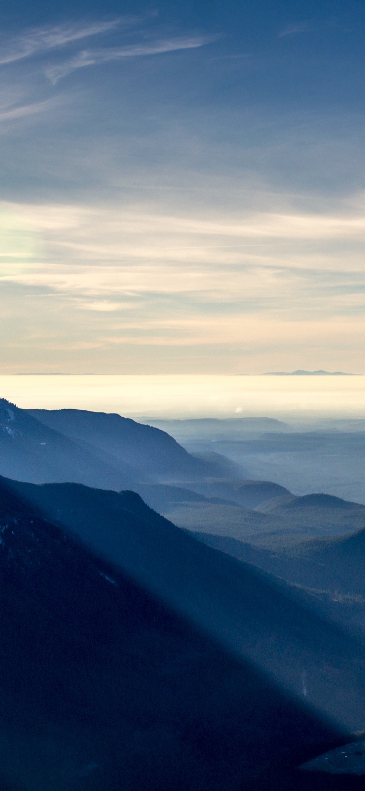 Montagnes Vertes Sous Des Nuages Blancs Pendant la Journée. Wallpaper in 1242x2688 Resolution