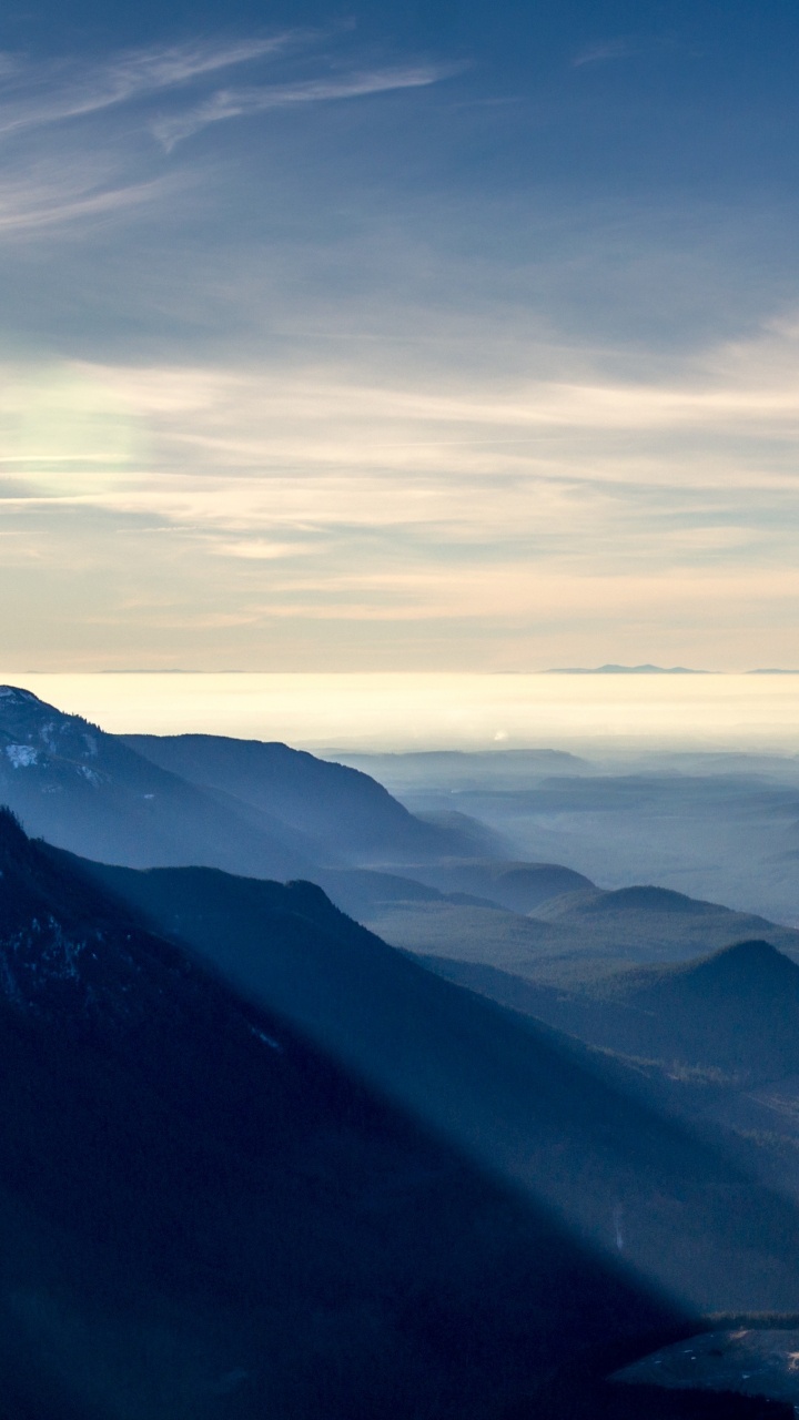 Montagnes Vertes Sous Des Nuages Blancs Pendant la Journée. Wallpaper in 720x1280 Resolution
