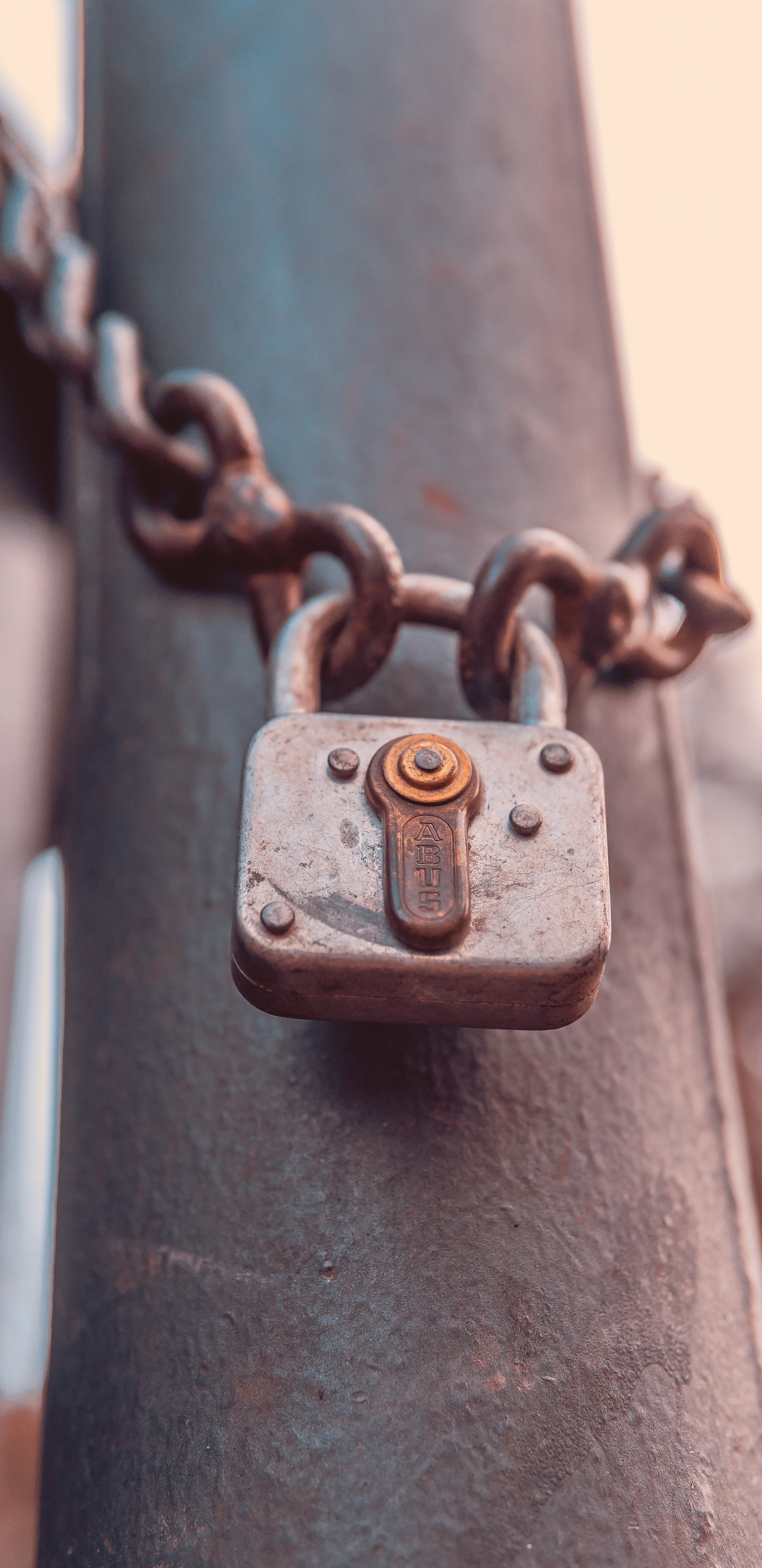 Candado Marrón Sobre Barra de Metal Negro. Wallpaper in 1440x2960 Resolution
