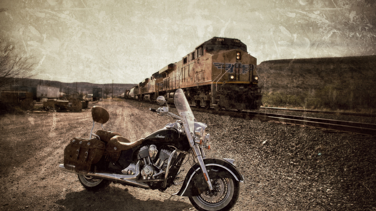 Motocicleta Cruiser Negra y Plateada Estacionada Junto a la Pared Marrón. Wallpaper in 1280x720 Resolution